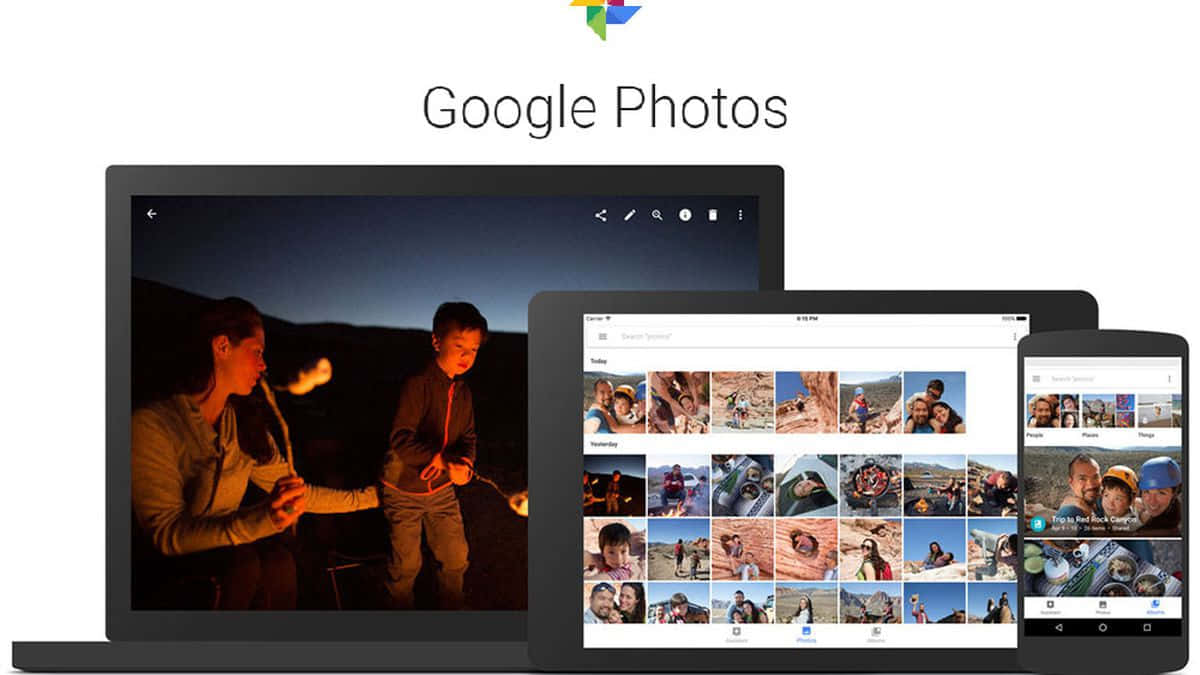 Google Photos 應用程式顯示在筆記型電腦、平板電腦和手機上，包含家庭照片和營火場景。 — Google pixel 壁紙