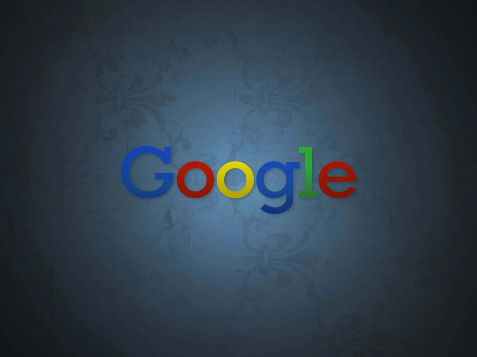google 桌布 壁紙 — Google 標誌以彩色字母居中顯示在帶有細膩花卉圖案和柔和光線的紋理藍灰色牆壁上。