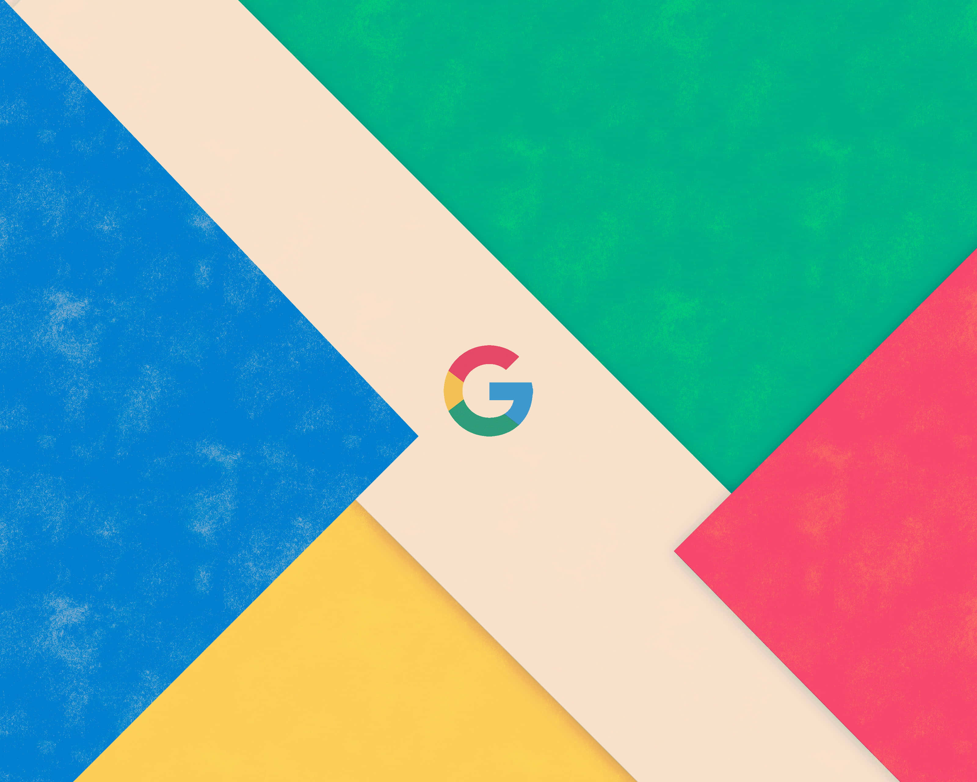 Google Chrome 桌布 壁紙 — Google 標誌居中於充滿活力的幾何背景上，背景由帶紋理的藍色、綠色、粉紅色和黃色三角形組成。