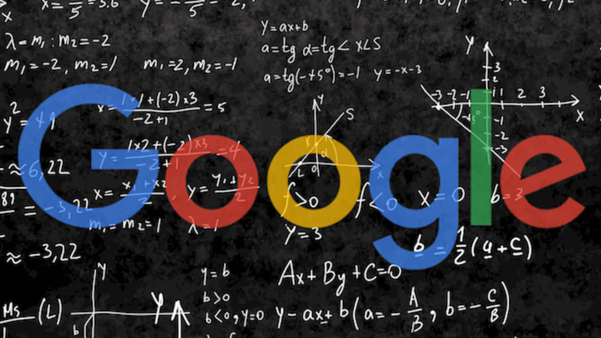 google 桌布 壁紙 — Google 標誌疊加在一個充滿手寫數學方程式和圖表的黑板上。