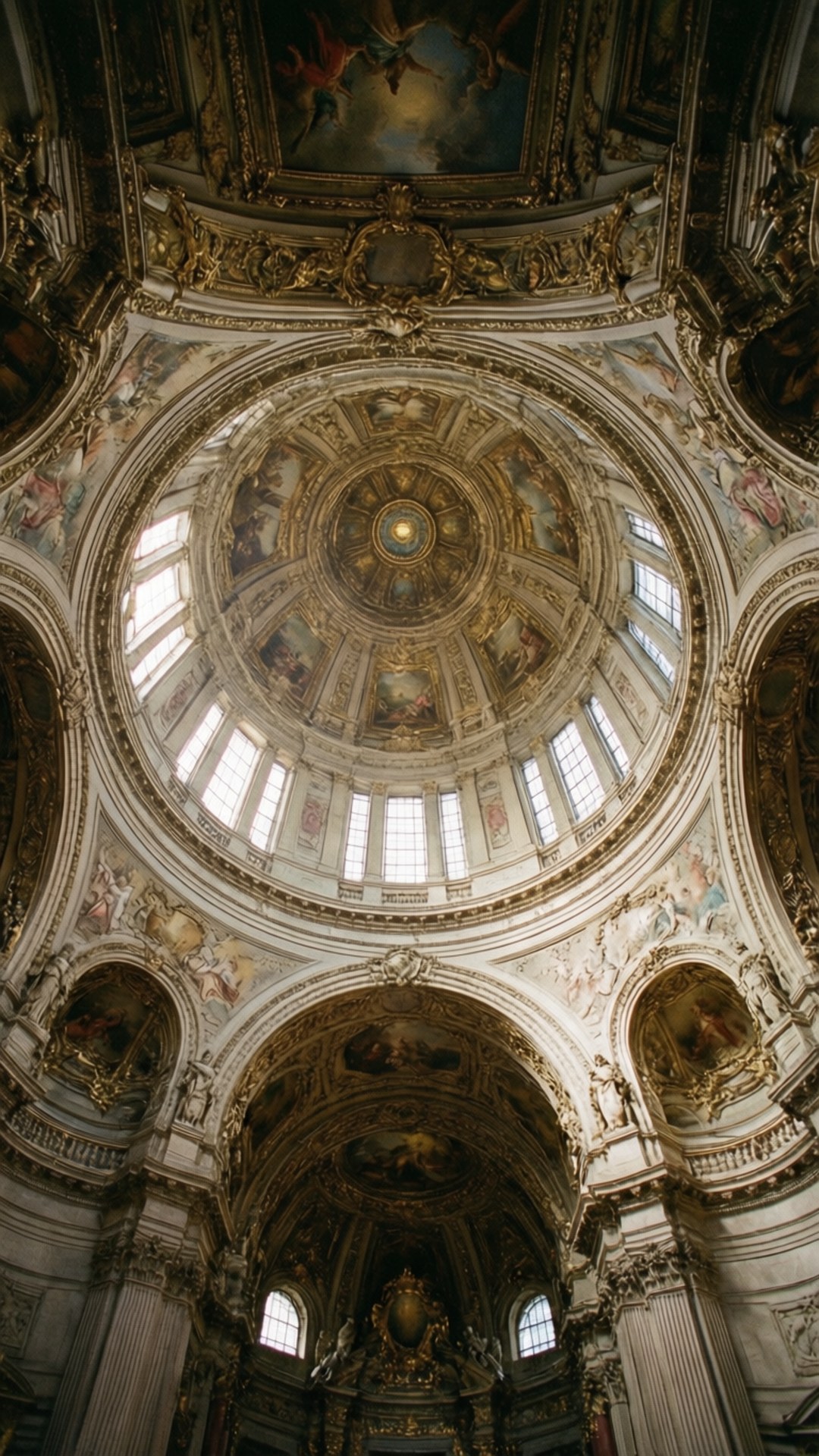 Cathedral Dome Interior 壁紙 — 一個宏偉的巴洛克式大教堂圓頂，帶有金色裝飾和壁畫，由圓形窗戶的自然光照明。