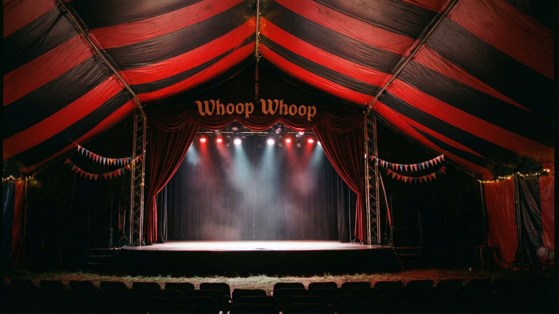 ICP 桌布 壁紙 — 一個大型馬戲團帳篷舞台，帶有紅色和黑色條紋，在「Whoop Whoop」標誌下被聚光燈照亮。