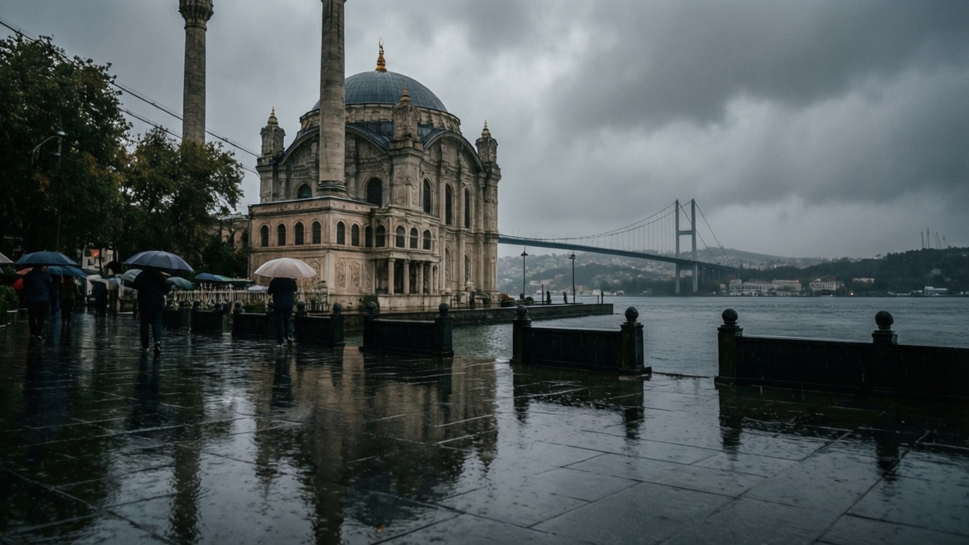 Ortaköy Mosque Rain 壁紙 — 一座宏偉的圓頂清真寺和宣禮塔莊嚴地矗立在雨濕的海濱，撐傘的行人在沉重的灰色天空下走過。