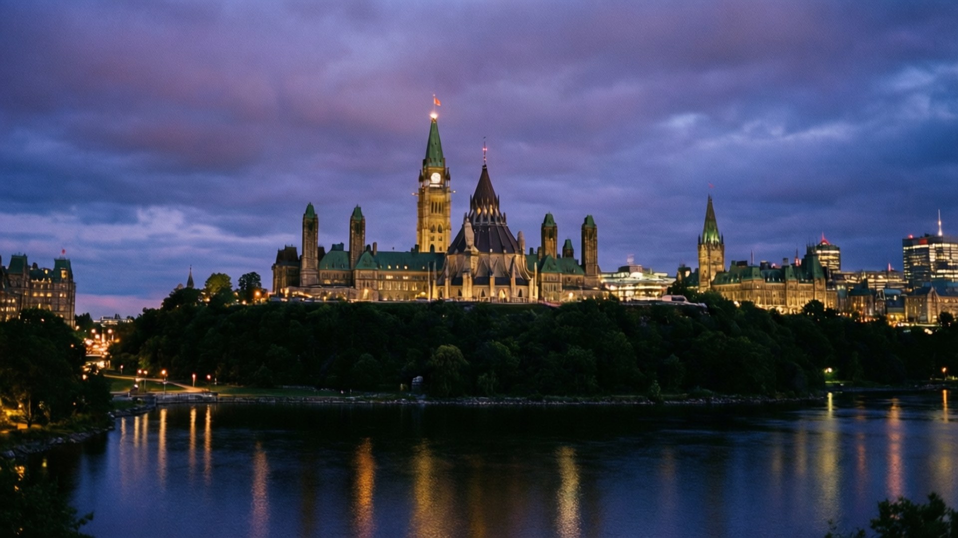 Parliament Hill Twilight Reflection 壁紙 — 渥太華宏偉的哥德復興式國會大廈在暮色天空下溫暖地發光，倒映在下方平靜的河流中。