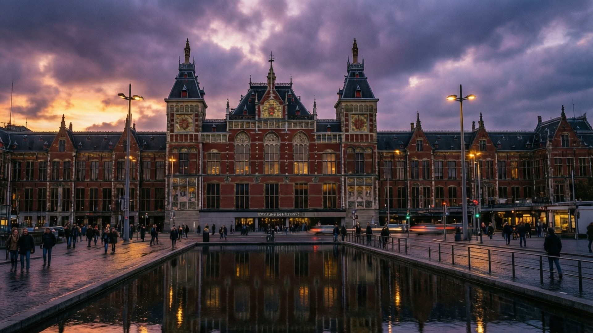 Central Station Dusk 壁紙 — 宏偉的歷史火車站，華麗的紅磚建築在戲劇性的暮色天空下倒映在濕漉漉的廣場上。