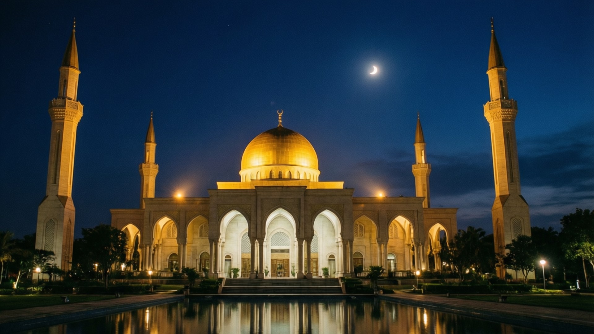 National Mosque Night 壁紙 — 一座宏偉的照明清真寺，金色圓頂和宣禮塔倒映在寧靜的池塘中，新月照耀的夜空下。