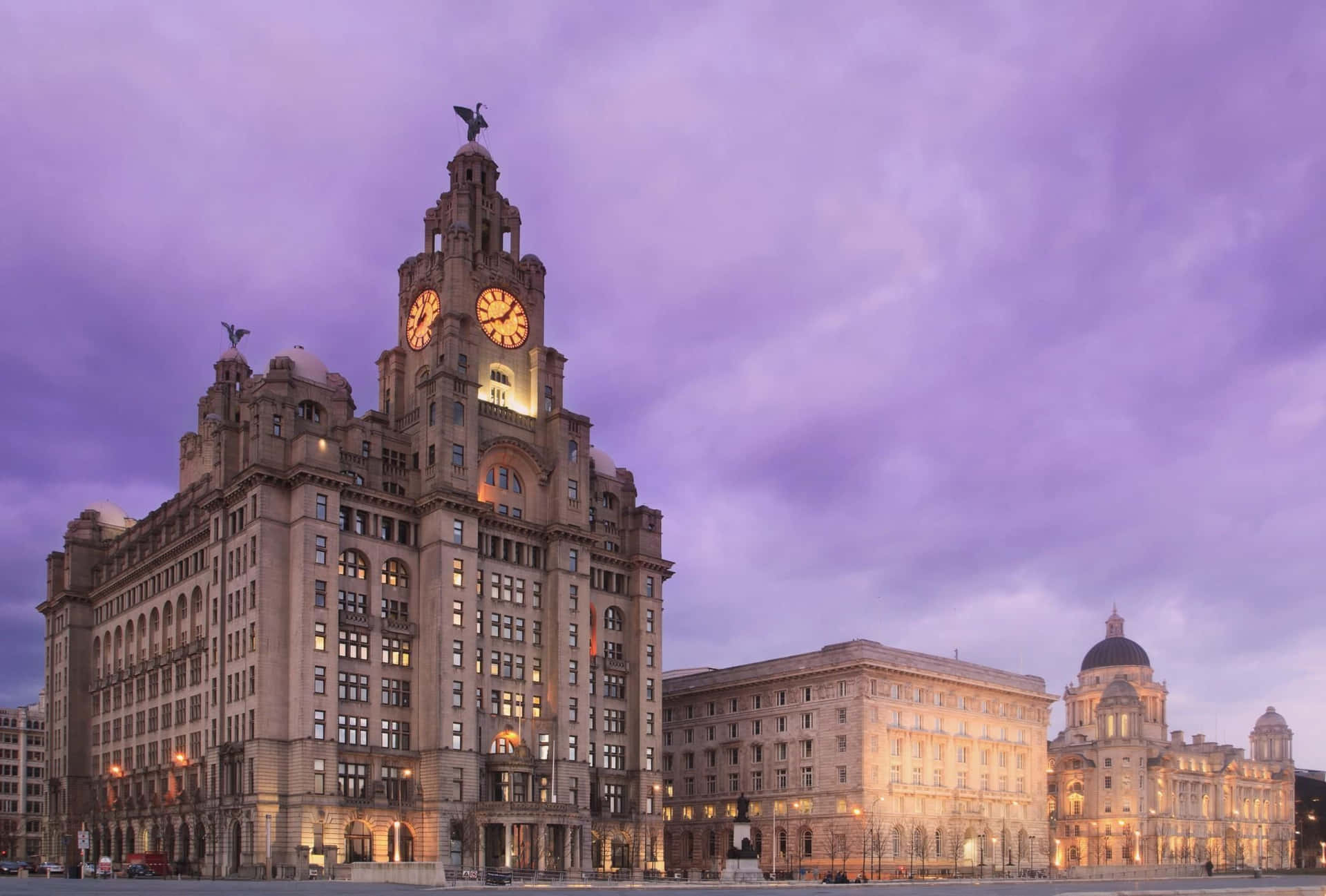 Liver Building 在黃昏時亮起，紫色天空和發光的鐘面。 — 利物浦 壁紙