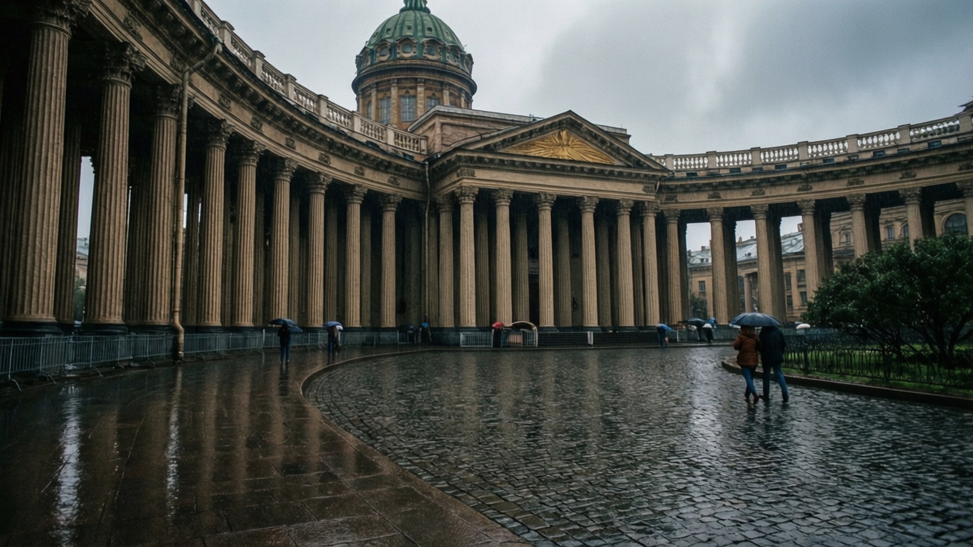 Kazan Cathedral Rain 壁紙 — 一座宏偉的新古典主義建築，擁有高大的柱子和綠色圓頂，矗立在灰色的天空下，人們撐著傘走在濕漉漉的鵝卵石廣場上。