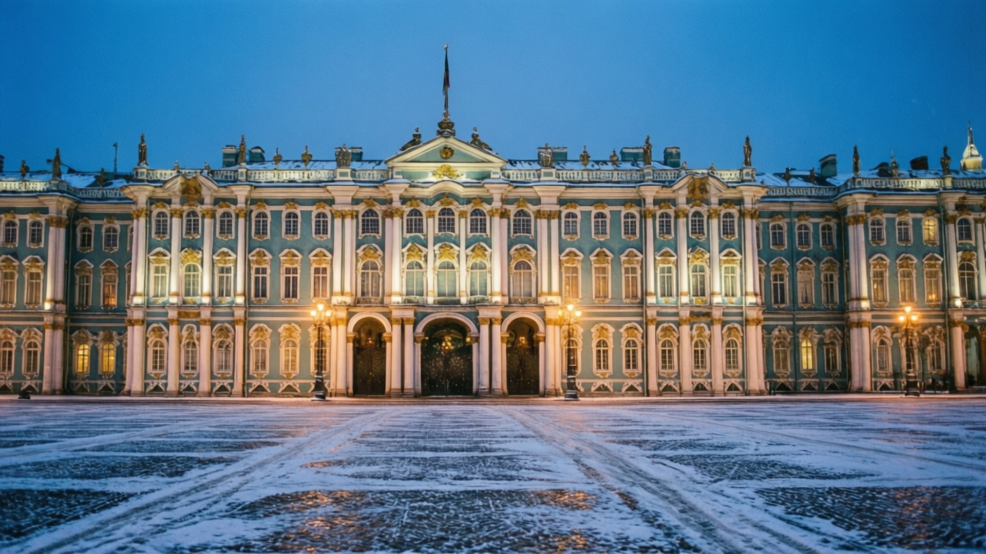Russia 桌布 壁紙 — 黃昏時分燈火通明的宏偉新古典主義宮殿，白雪覆蓋庭院，窗戶閃閃發光。