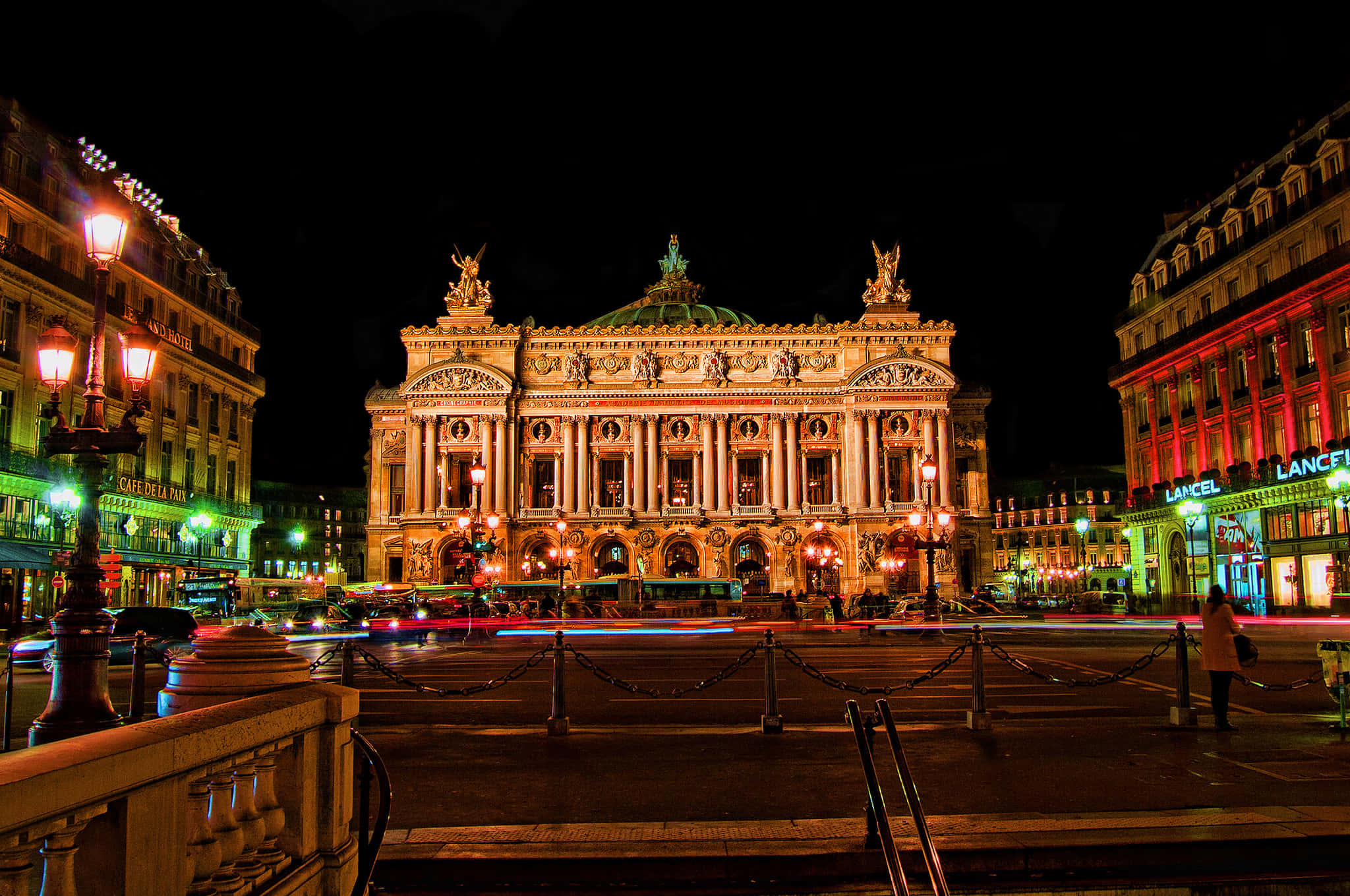 Beautiful Cool 桌布 壁紙 — Grand Paris 歌劇院在夜間亮起，下方車流形成光軌。