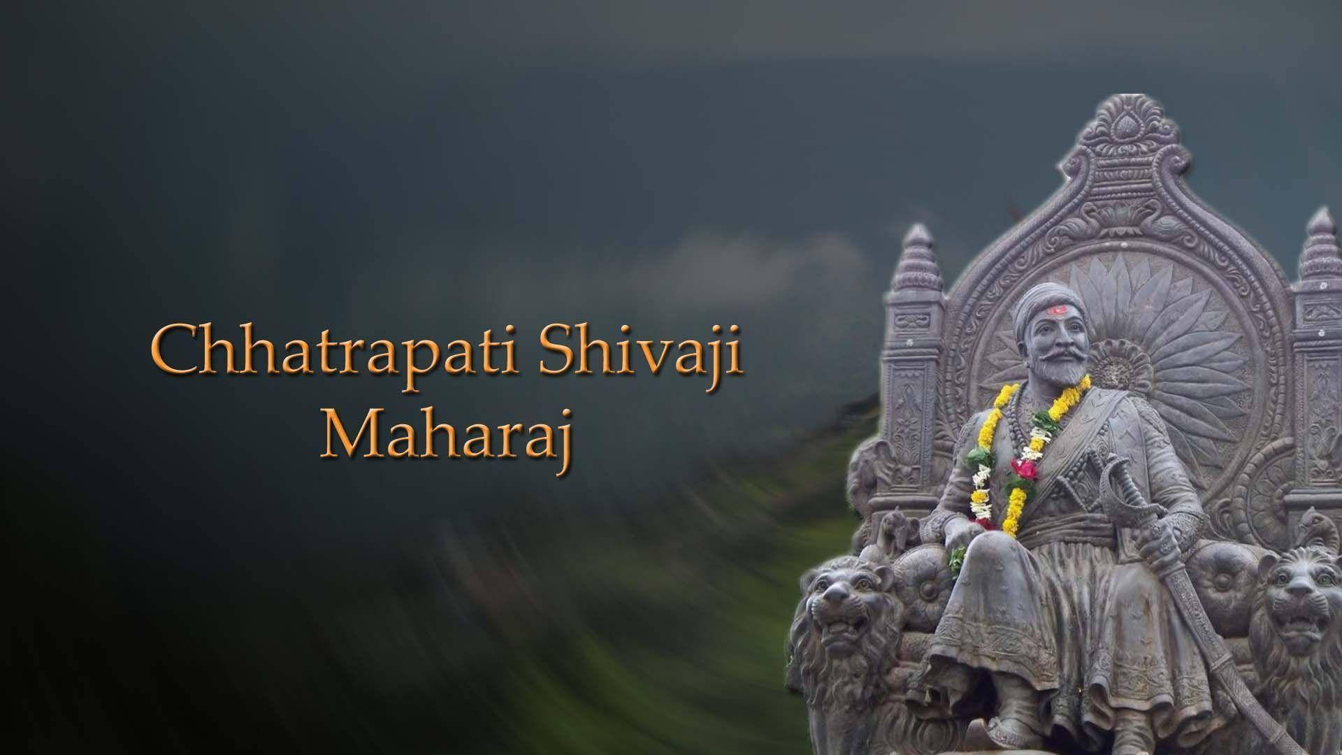 石像，描繪 Chhatrapati Shivaji Maharaj 坐在帶有獅子的寶座上，背景是霧濛濛的山巒。 — 希瓦吉 Maharaj 高清壁紙 壁紙