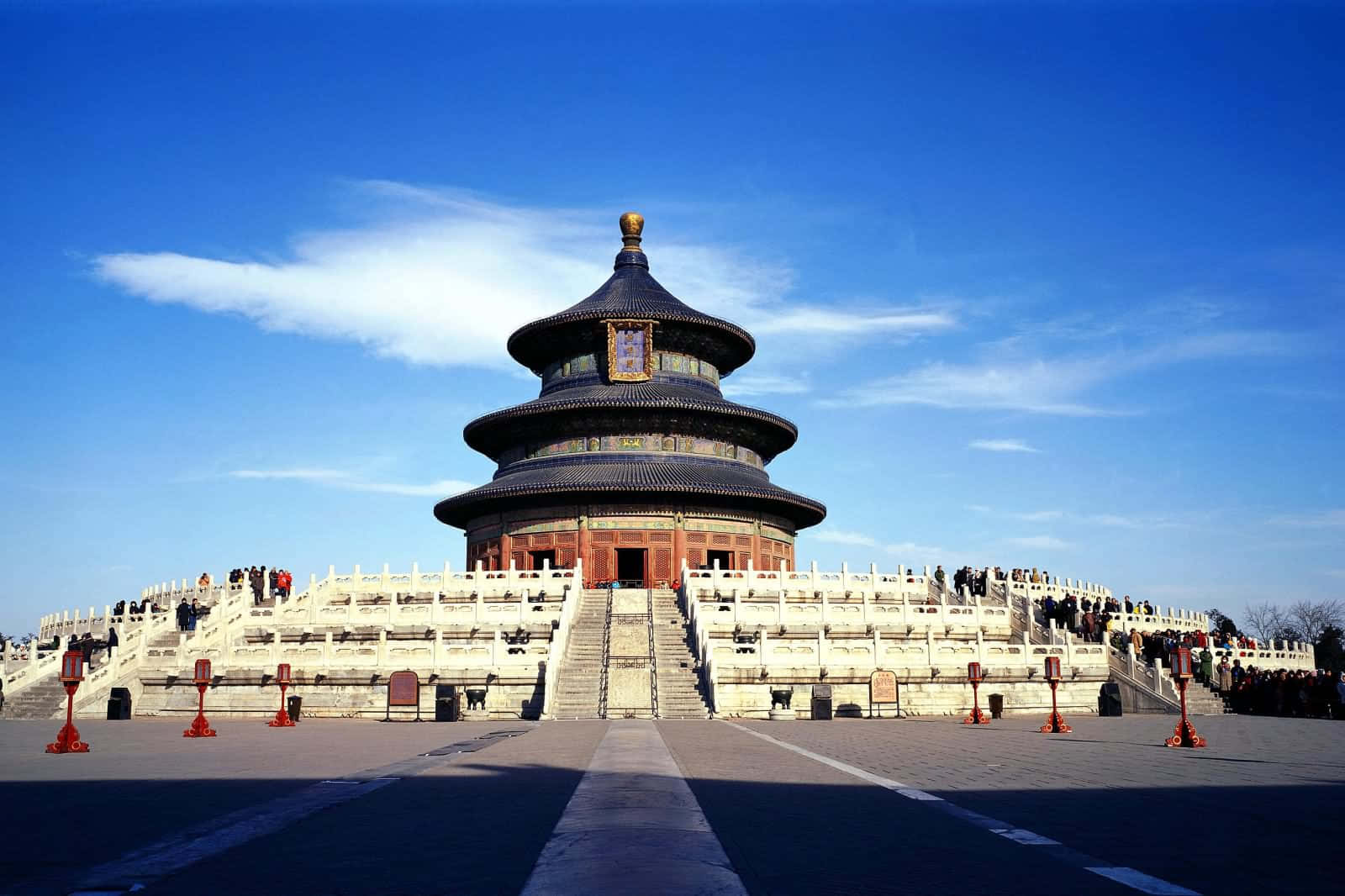 天壇，遊客在石階上，背景是明亮的藍天 — 中國 壁紙