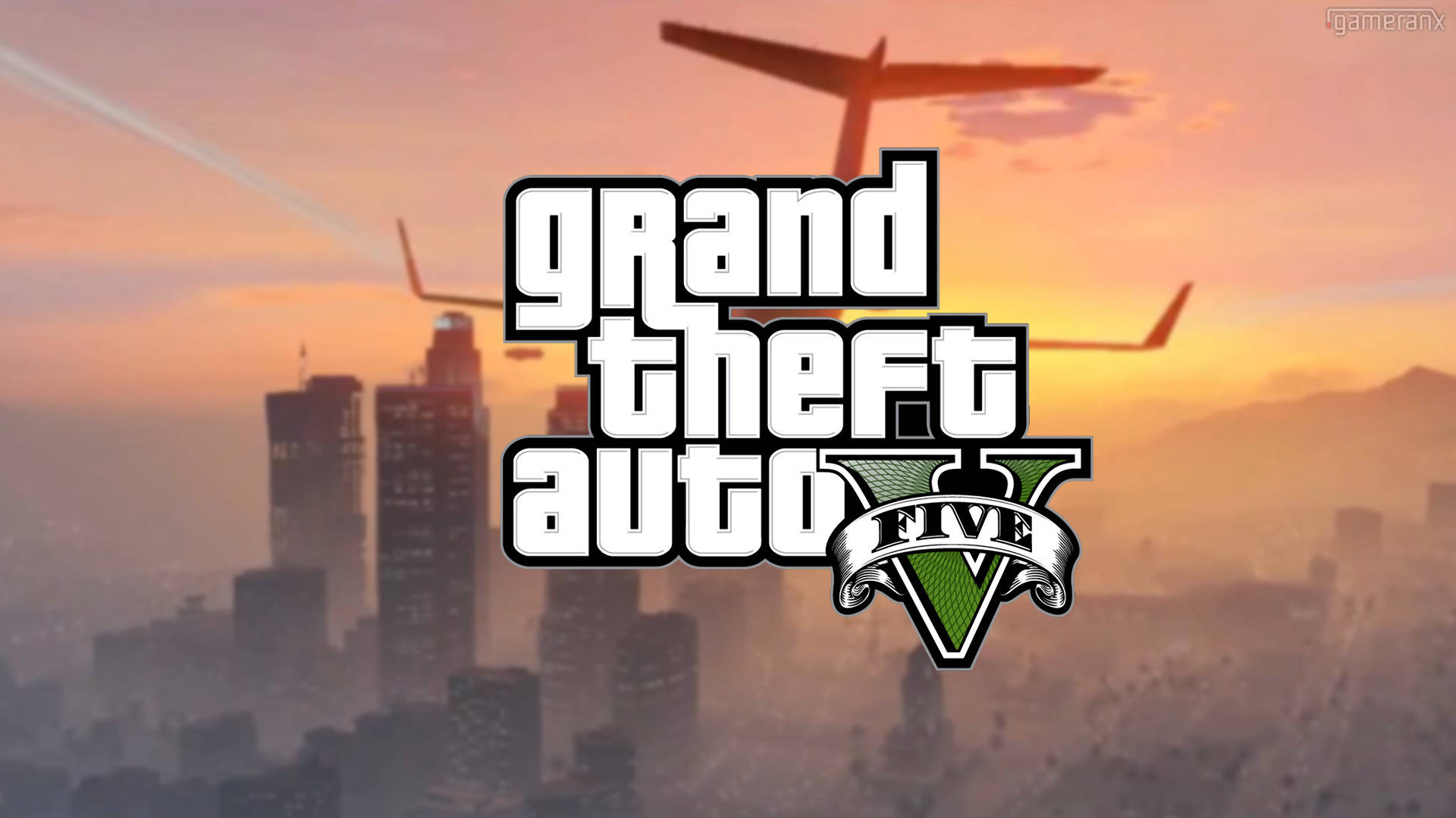 Gta 桌布 壁紙 — Grand Theft Auto V 標誌在日落時分主導著朦朧的城市景觀，直升機飛翔，天空呈現橙色。