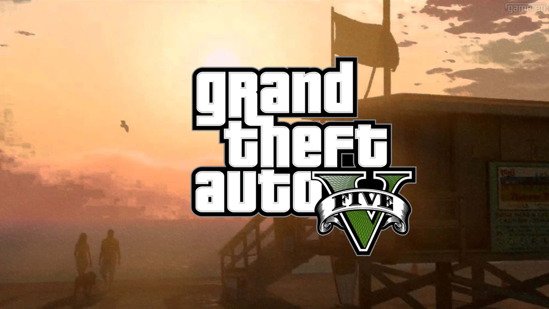 Grand Theft Auto V 標誌在日落碼頭上，有行走的剪影。 — 1440P 壁紙