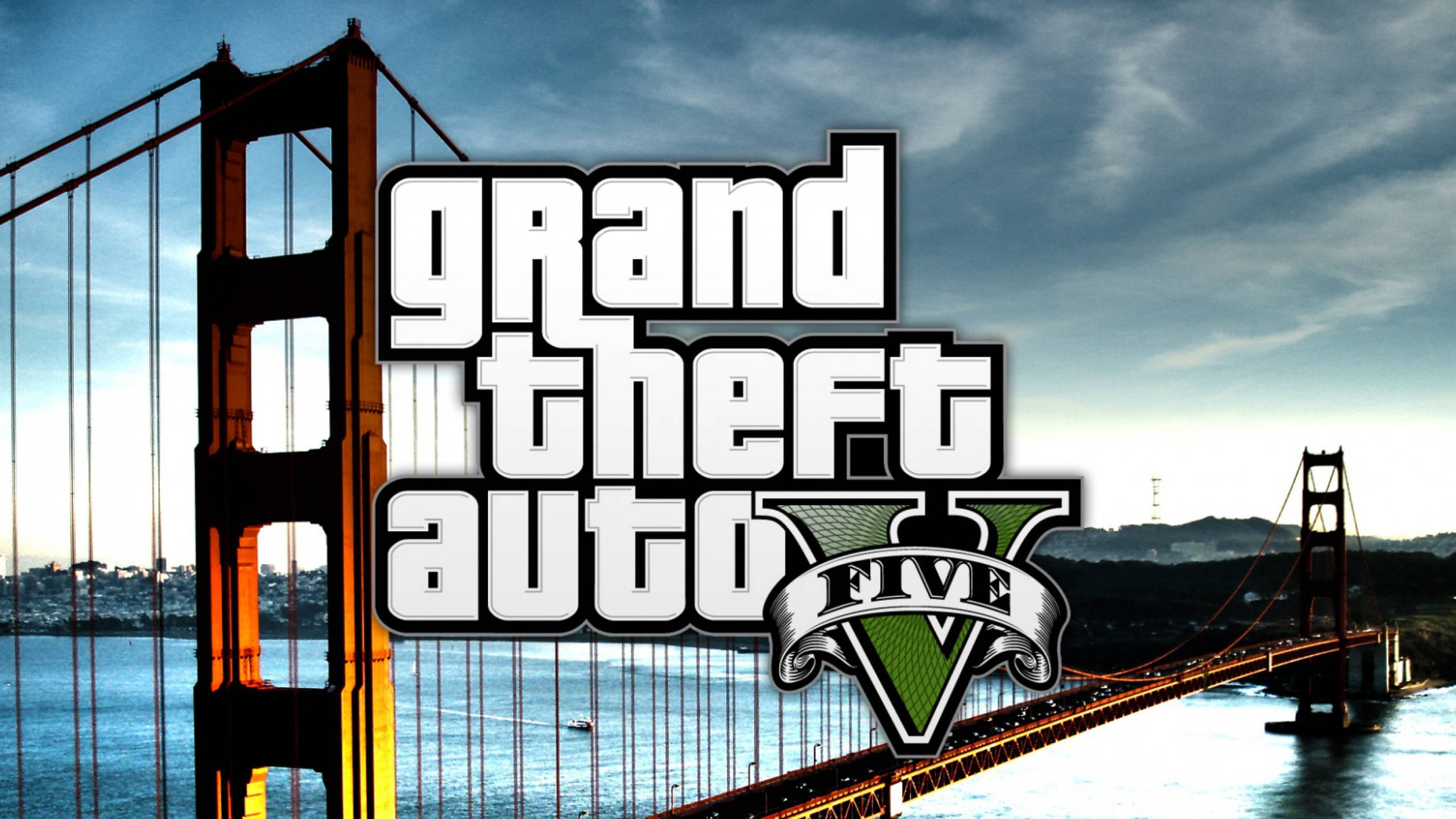 電玩遊戲 桌布 壁紙 — Grand Theft Auto V 標誌疊加在黃昏時分的金門大橋上，伴隨著戲劇性的雲彩。
