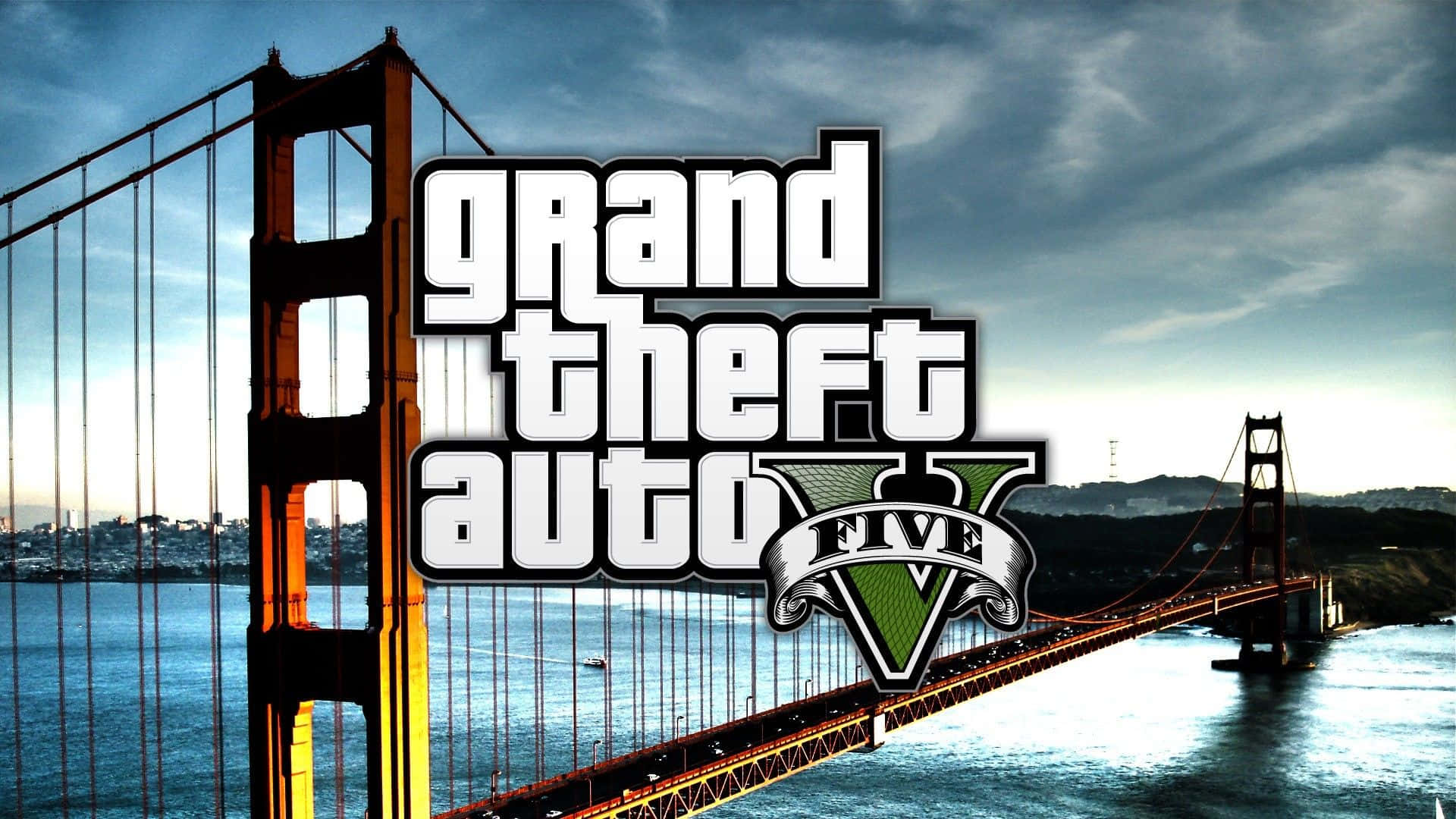 game 桌布 壁紙 — Grand Theft Auto V 標誌疊加在黃昏時分的金門大橋上，背景有戲劇性的雲彩和城市景觀。