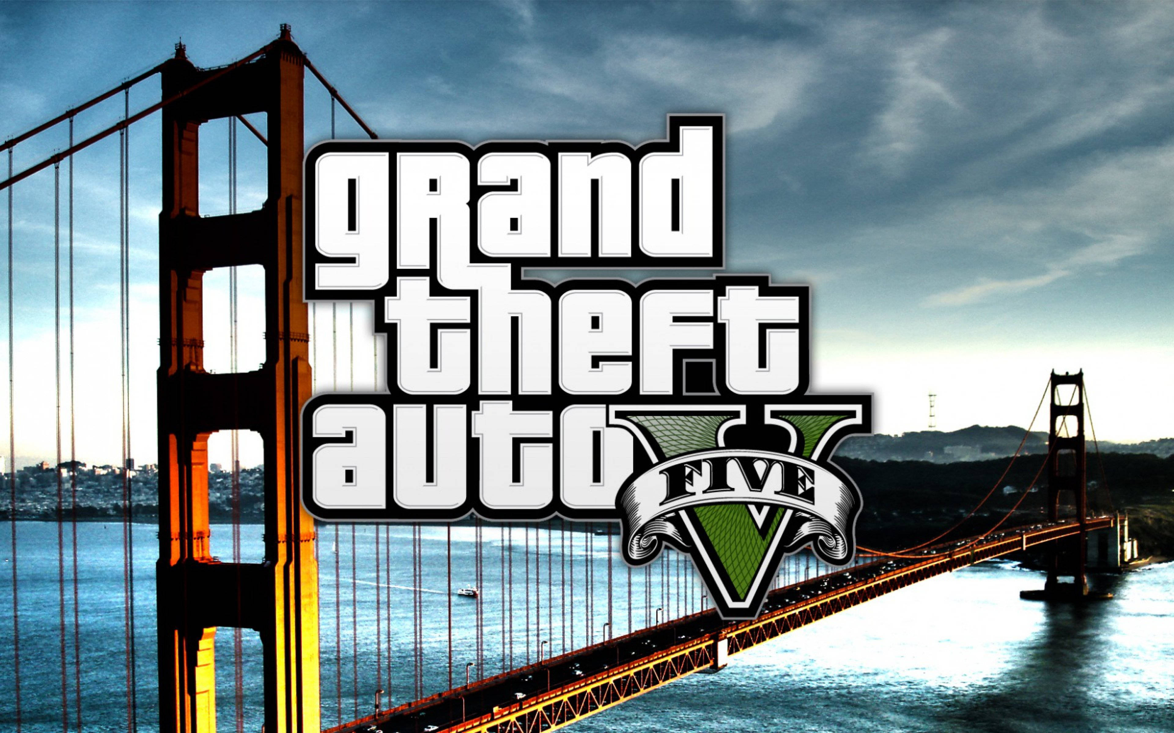 Gta 桌布 壁紙 — Grand Theft Auto V 標誌疊加在黃昏時分的金門大橋上，帶有戲劇性的雲彩和發光的橙色橋塔。