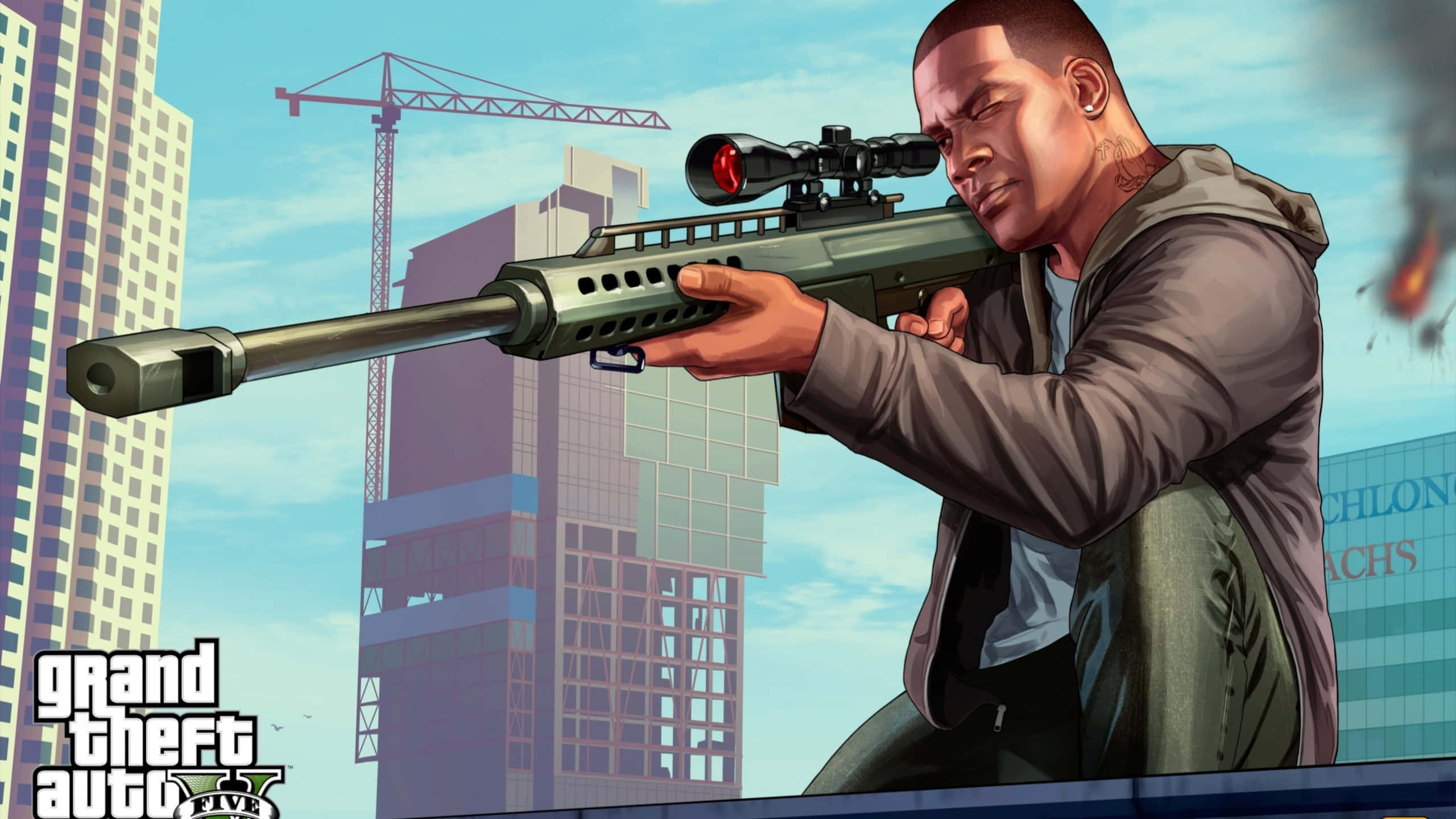 電玩遊戲 桌布 壁紙 — 《Grand Theft Auto V》中的角色在屋頂上用狙擊步槍瞄準，背景是帶有建築起重機的城市天際線。