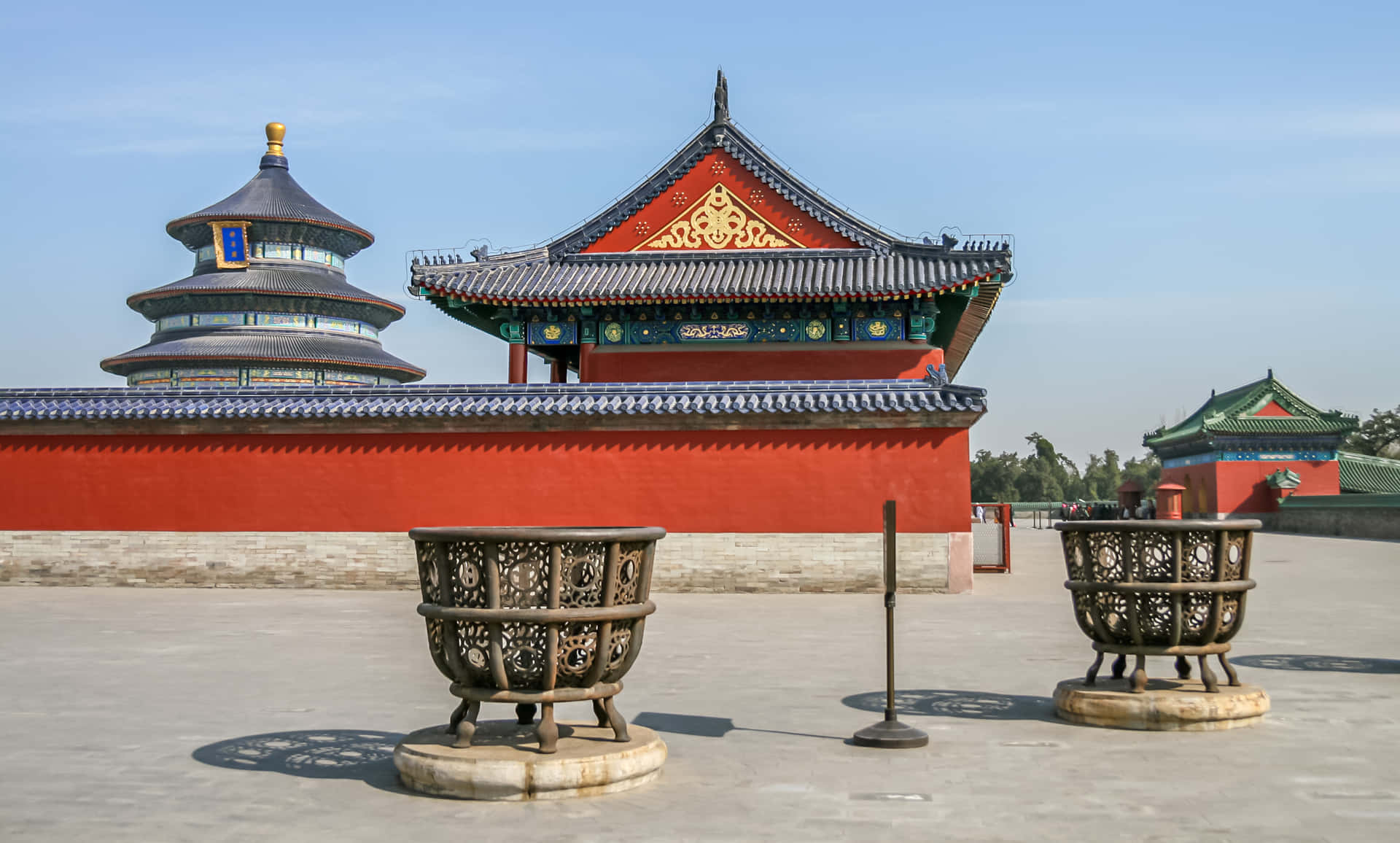 紅牆中式寺廟建築群，華麗屋頂和儀式用香爐。 — 中式房屋壁紙 壁紙