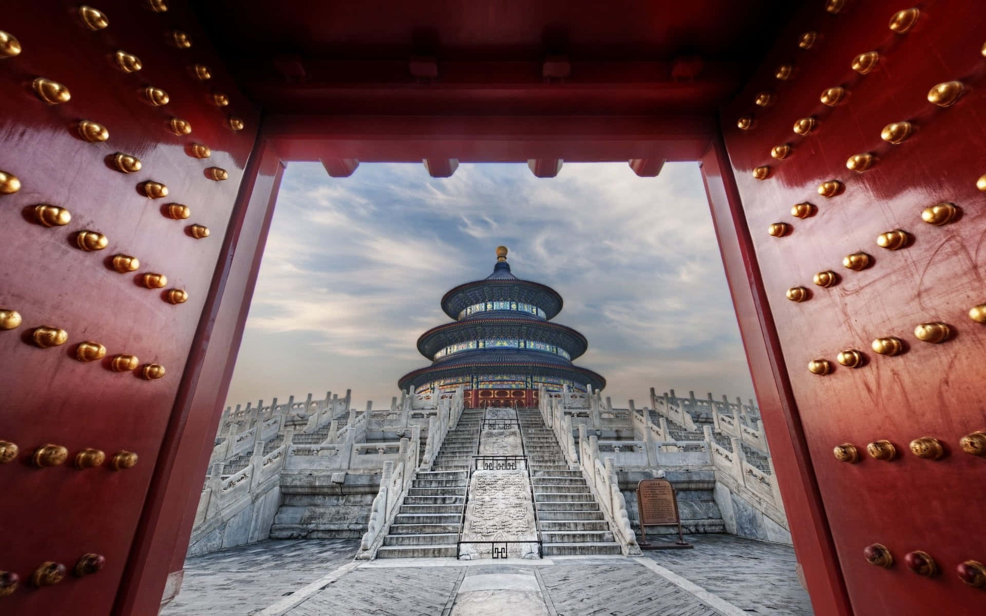 紅門框住了多層雄偉寺廟，石階在陰天天空下。 — 中式房屋壁紙 壁紙