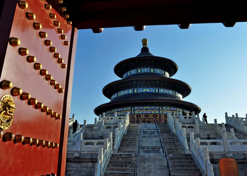 紅色門框框住藍天下分層寺廟的景色 — 廟宇 壁紙