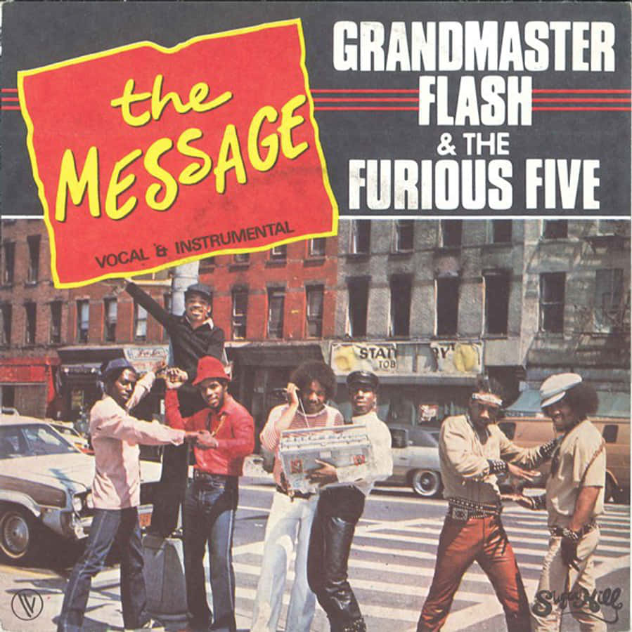 復古 桌布 壁紙 — Grandmaster Flash and The Furious Five 在陽光明媚的城市街角充滿活力地擺姿勢，身後有復古汽車和磚砌建築。