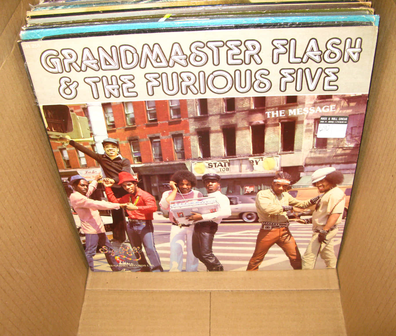 Box 桌布 壁紙 — Grandmaster Flash & The Furious Five 的復古專輯封面，放在紙板箱內，展示街頭場景及粗體字型。