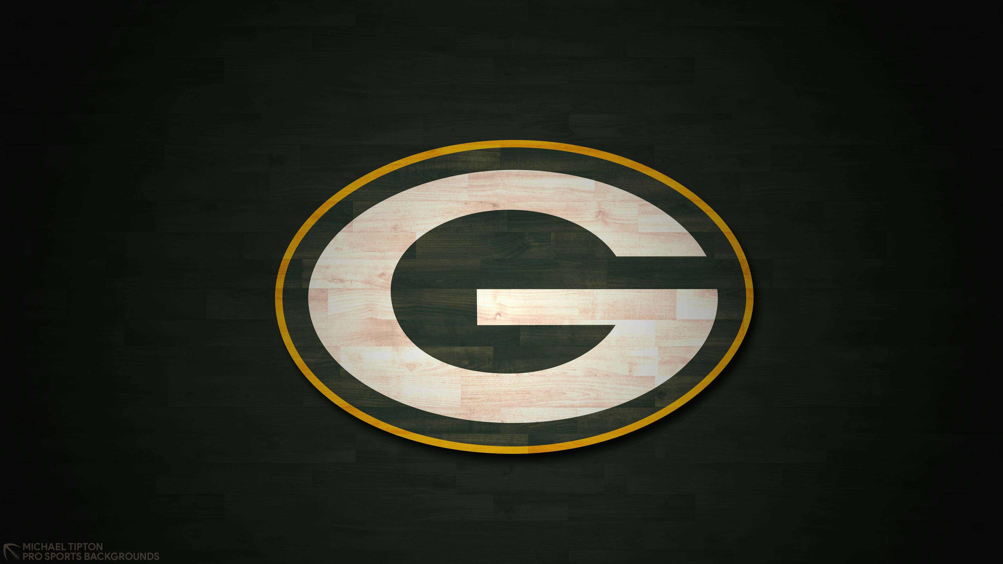 Packers 桌布 壁紙 — Green Bay Packers 標誌，帶有木紋質感和黃色邊框，背景為深色木材。