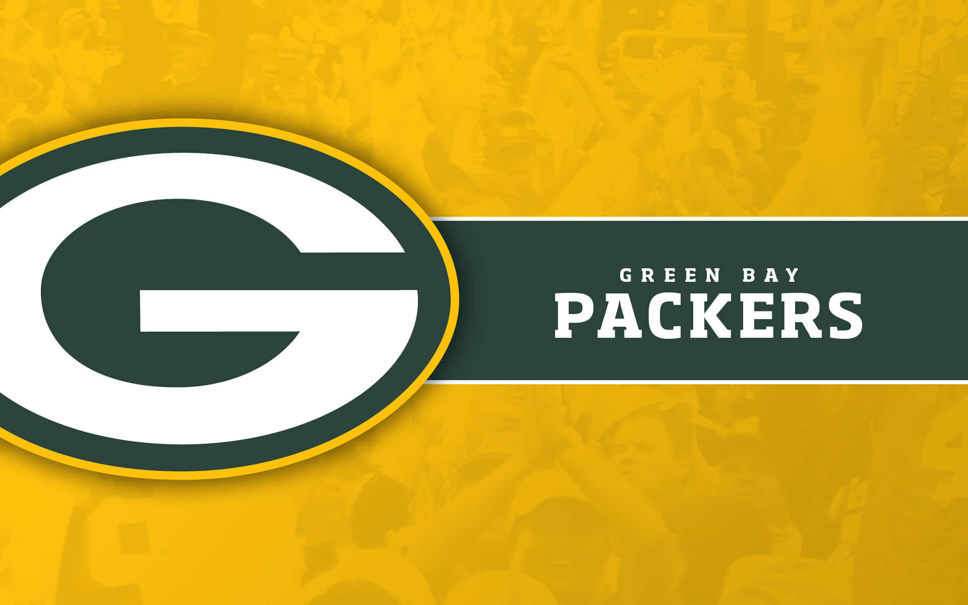 Packers 桌布 壁紙 — Green Bay Packers 標誌以鮮明的綠色、白色和金色呈現，背景為模糊的體育場人群。