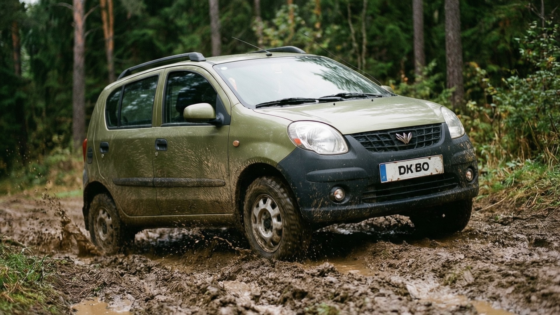 Daewoo Matiz 桌布 壁紙 — 一輛綠色緊湊型SUV在松樹環繞的森林小徑上濺起厚泥。