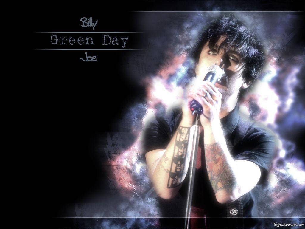 Green Day 桌布 壁紙 — Green Day 的 Billy Joe Armstrong 熱情地對著麥克風唱歌，發光的宇宙能量在他周圍旋轉。