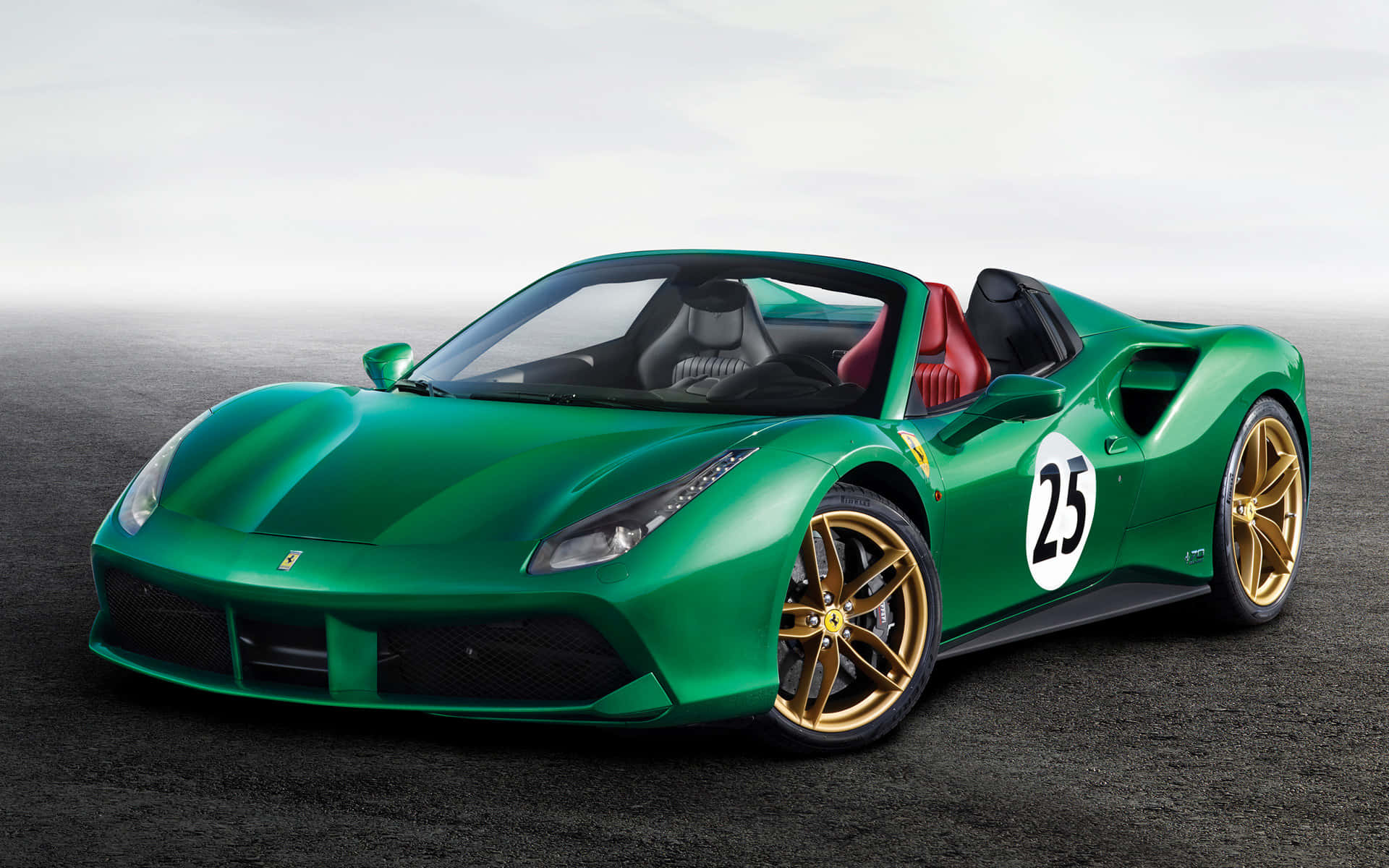 Ferrari 488 Spider 桌布 壁紙 — 一輛鮮綠色的法拉利488 Spider，配備金色輪圈和賽車號碼25，在陰天下的灰色瀝青賽道上蓄勢待發。