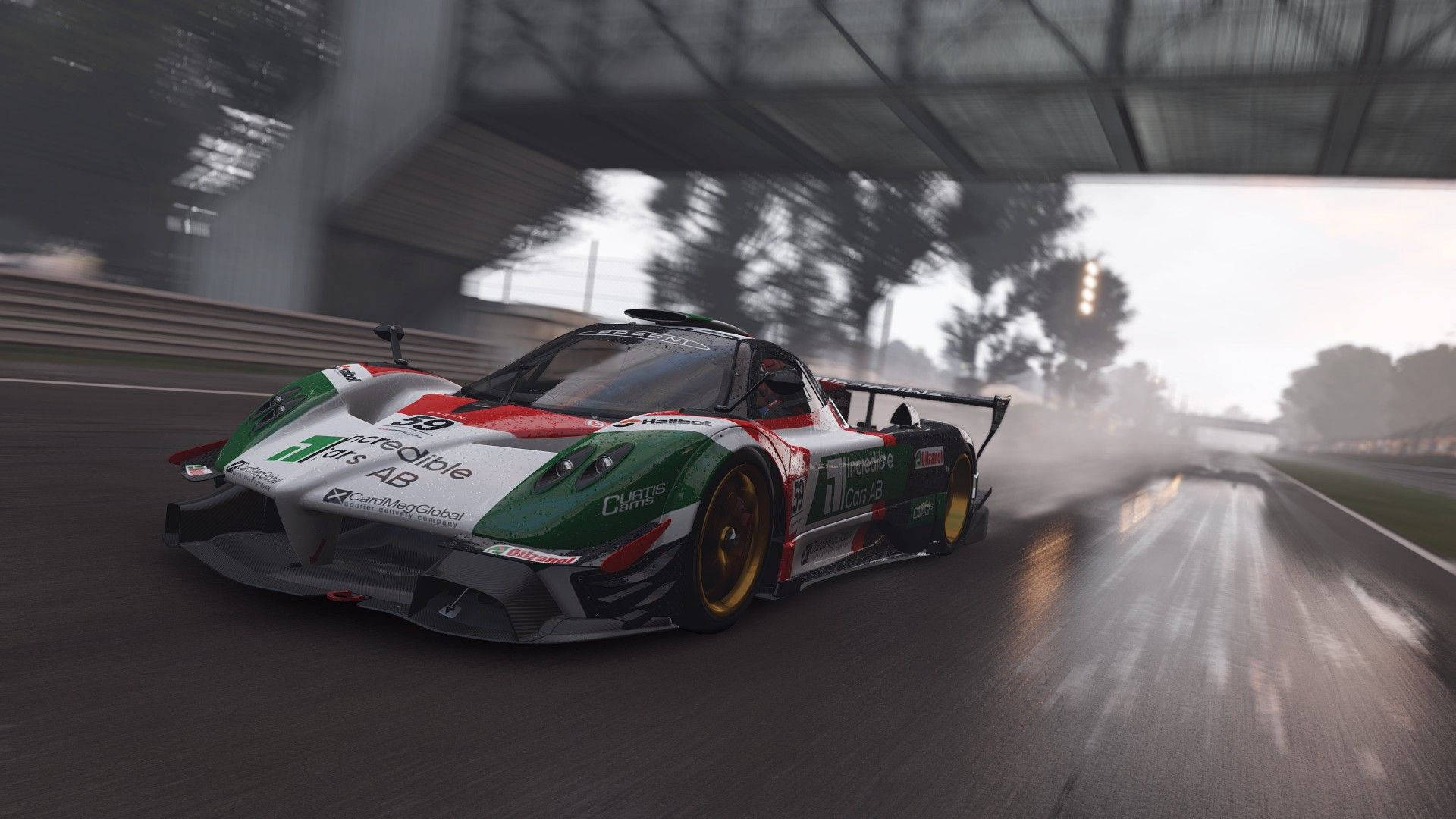 賽車在橋下潮濕賽道飛馳，輪胎升起薄霧 — Project Cars 2 壁紙