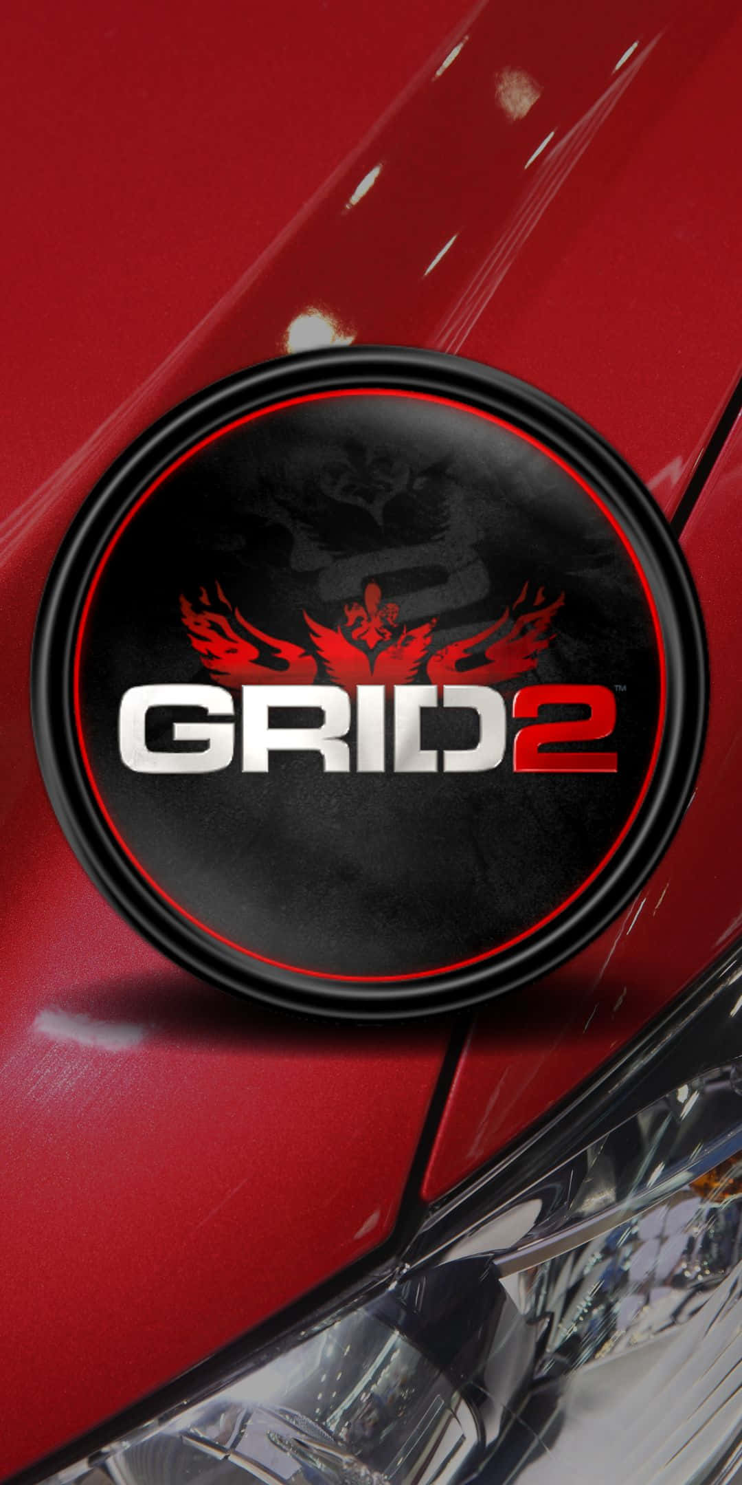 video games 桌布 壁紙 — GRID 2 標誌在光澤紅色引擎蓋上的特寫，帶有反射和時尚的車頭燈。