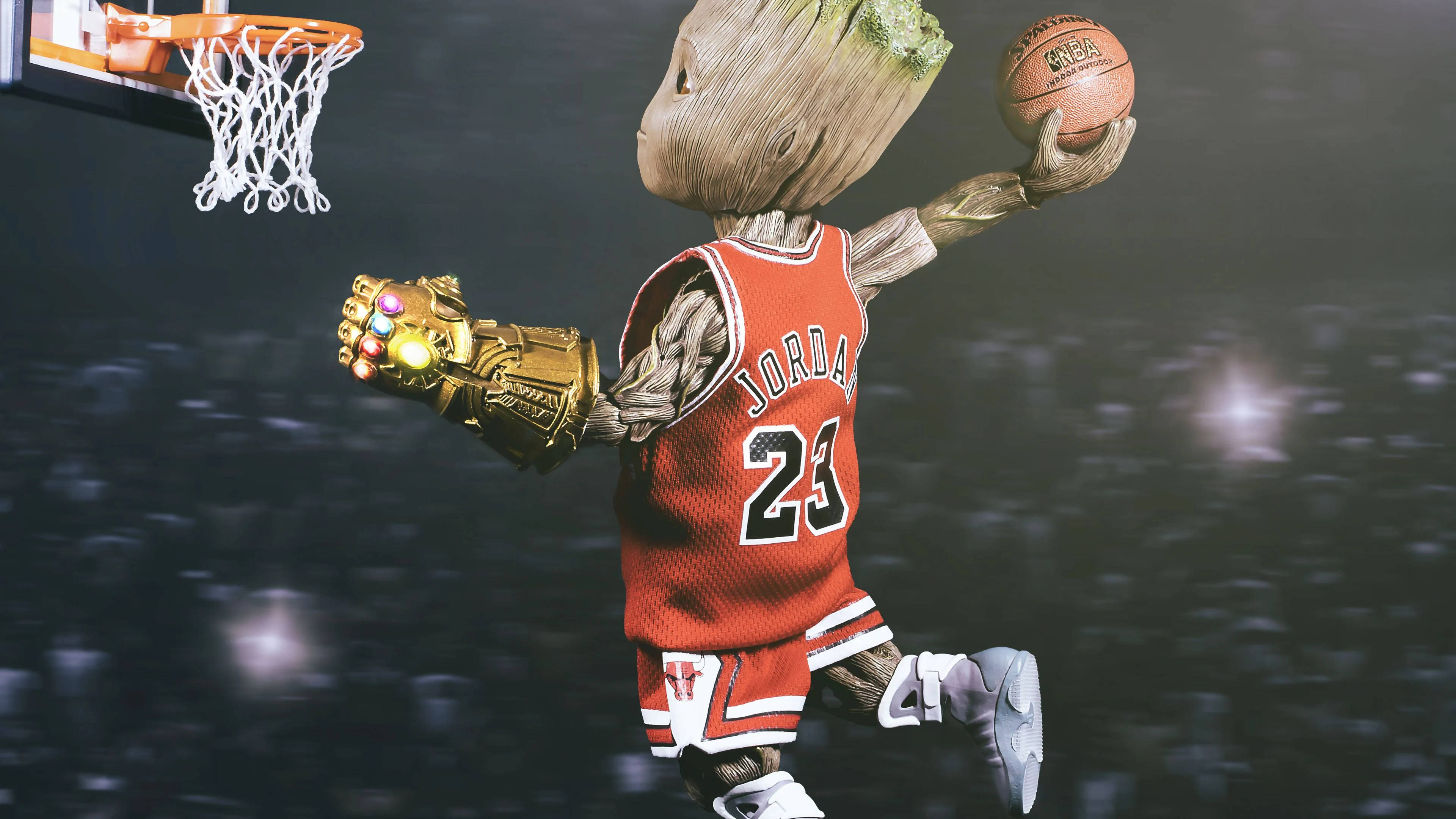 Teams 桌布 壁紙 — Groot 穿著紅色 Jordan 23 球衣，揮舞著無限手套跳起扣籃。