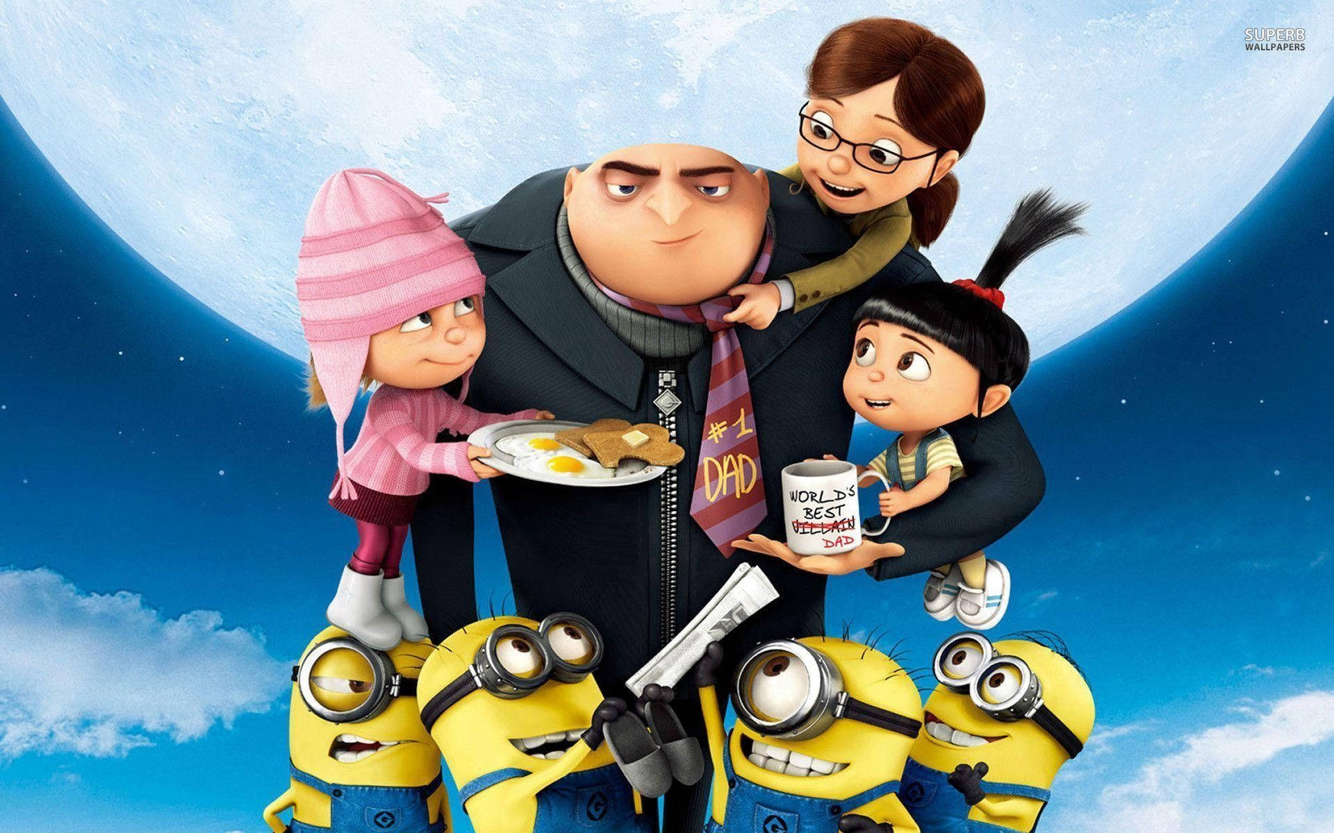 Despicable Me 2 桌布 壁紙 — Gru 抱著他的女兒們和小小兵，背景是巨大的月亮，他們為他送上早餐和一個「世界最佳爸爸」馬克杯。