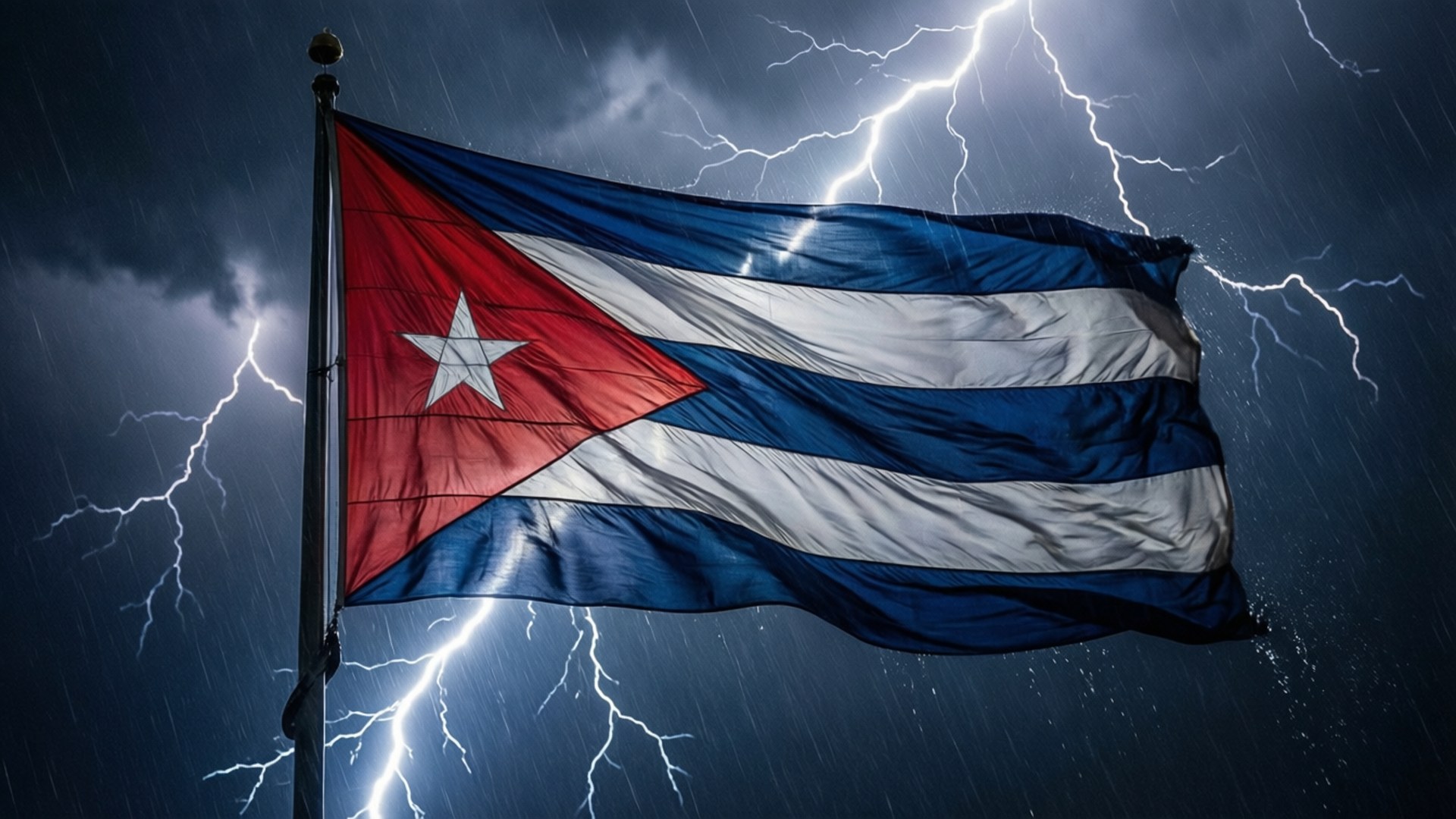 Flag in Lightning Storm 壁紙 — 古巴國旗在風暴中挑釁地飄揚，閃電在黑暗的雨夜天空中分叉。