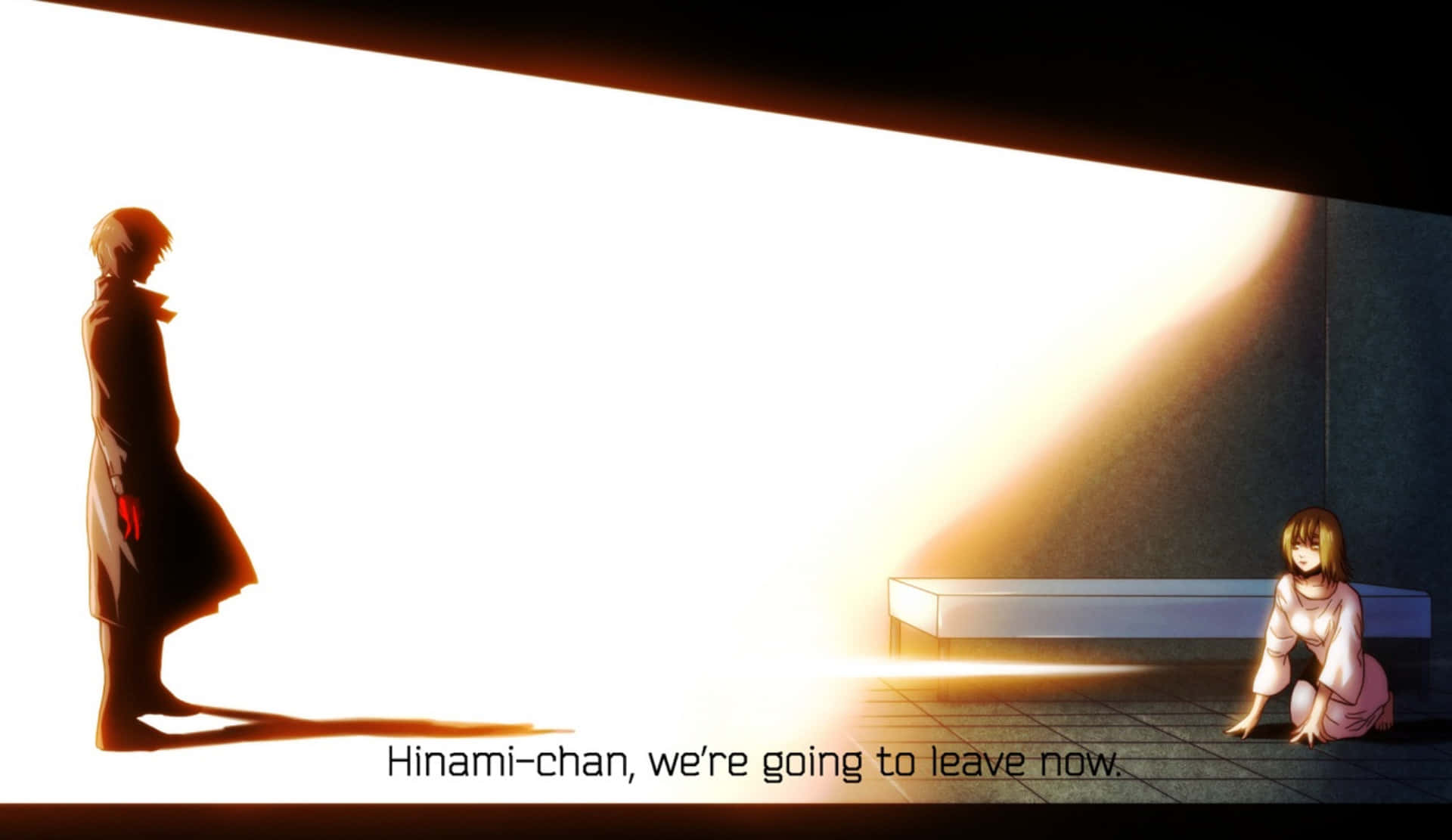 Hinami Fueguchi 桌布 壁紙 — 一個孤獨的身影站在溫暖的光束中，面對一個跪著的女孩，房間昏暗，有一張長凳。