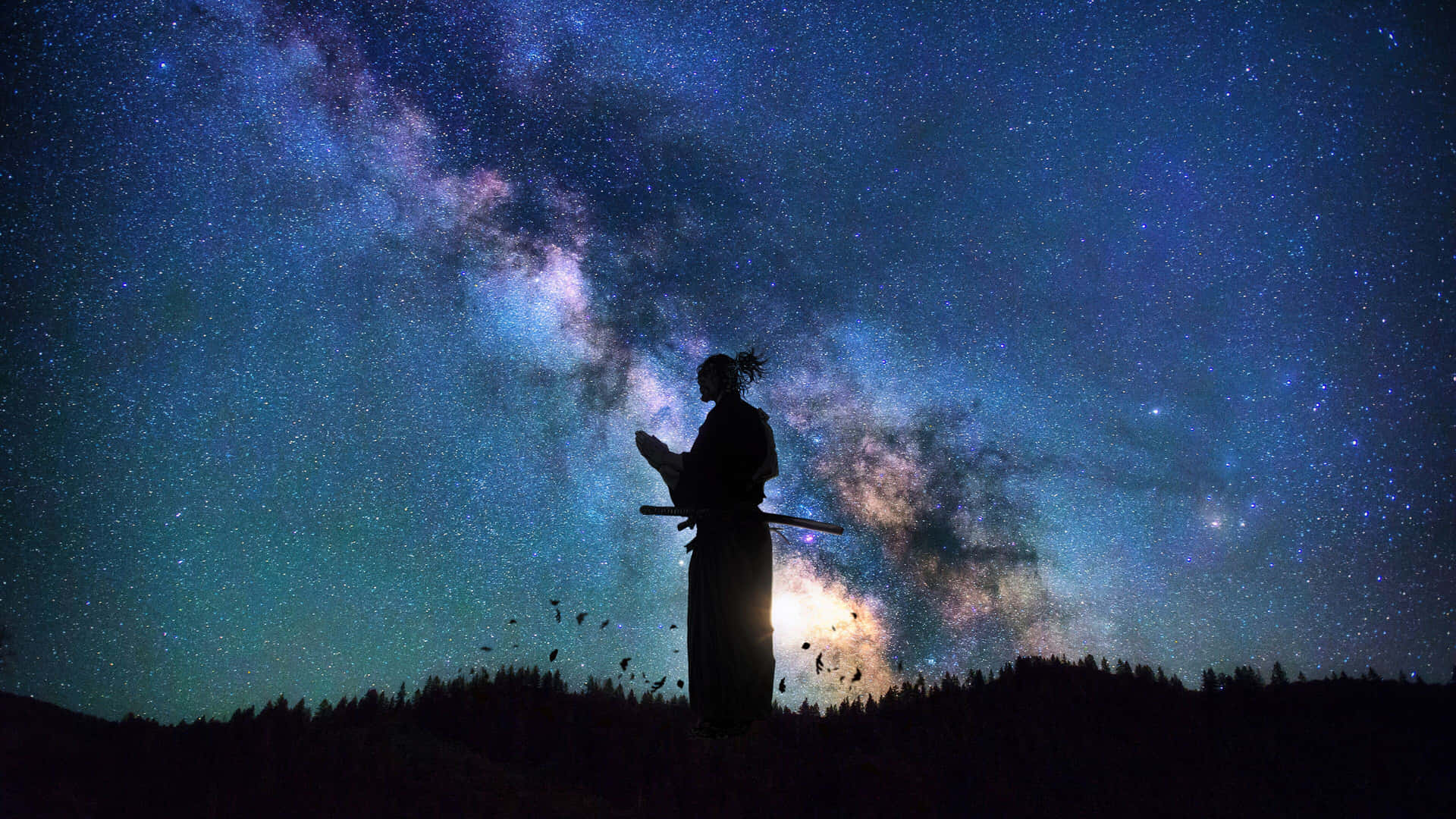  壁紙 — 一個孤獨的武士剪影站在山頂上，凝視著上方充滿活力的銀河。