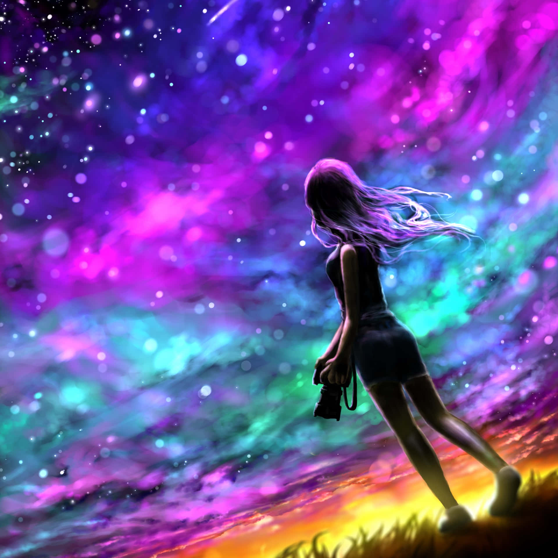 一個拿著相機的女孩站在草地上，在色彩繽紛的星空下。 — iPad 壁紙