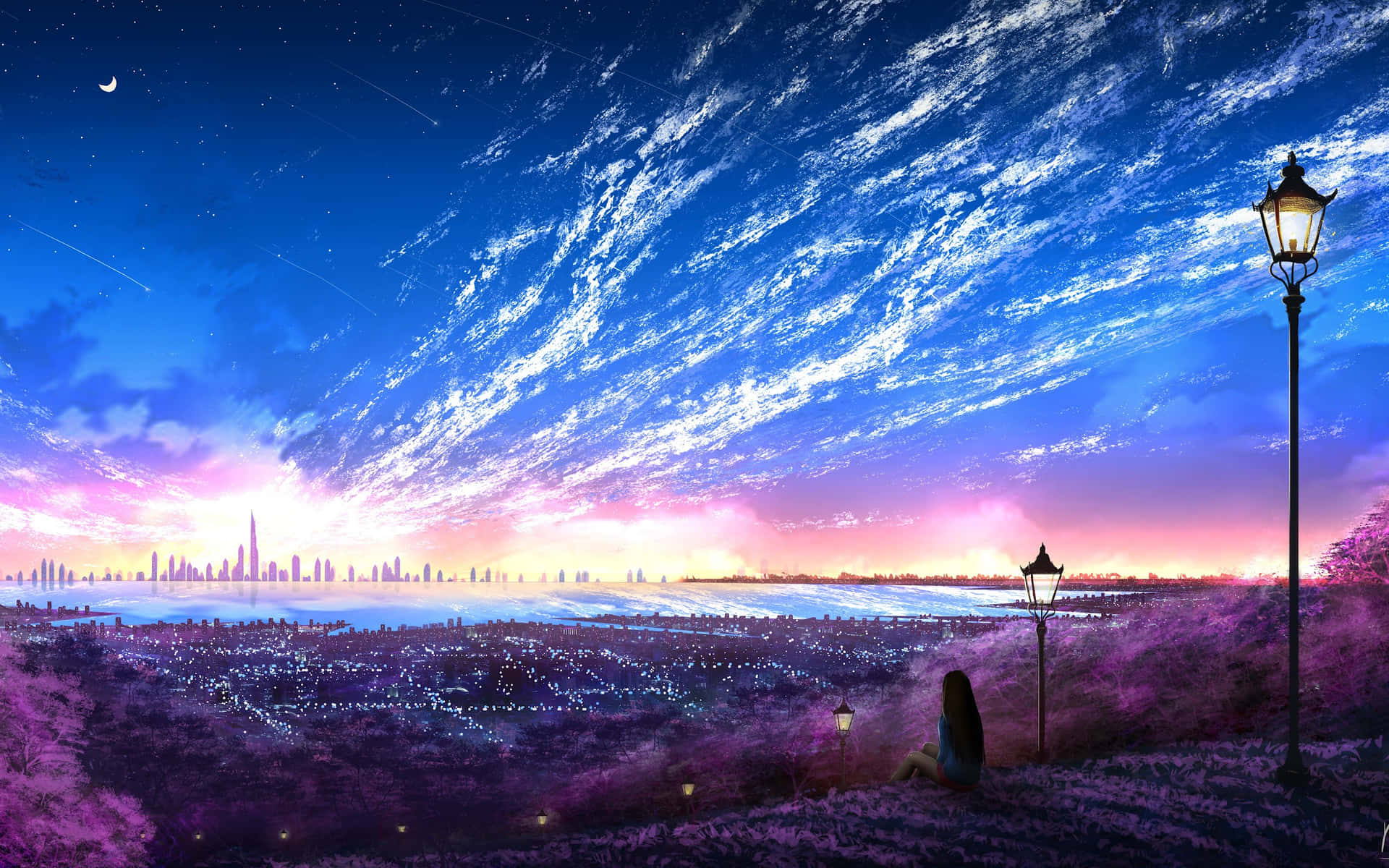  壁紙 — 一個孤獨的身影坐在紫色田野上，天空是充滿活力的暮色，有條紋雲和遠處發光的城市景觀。