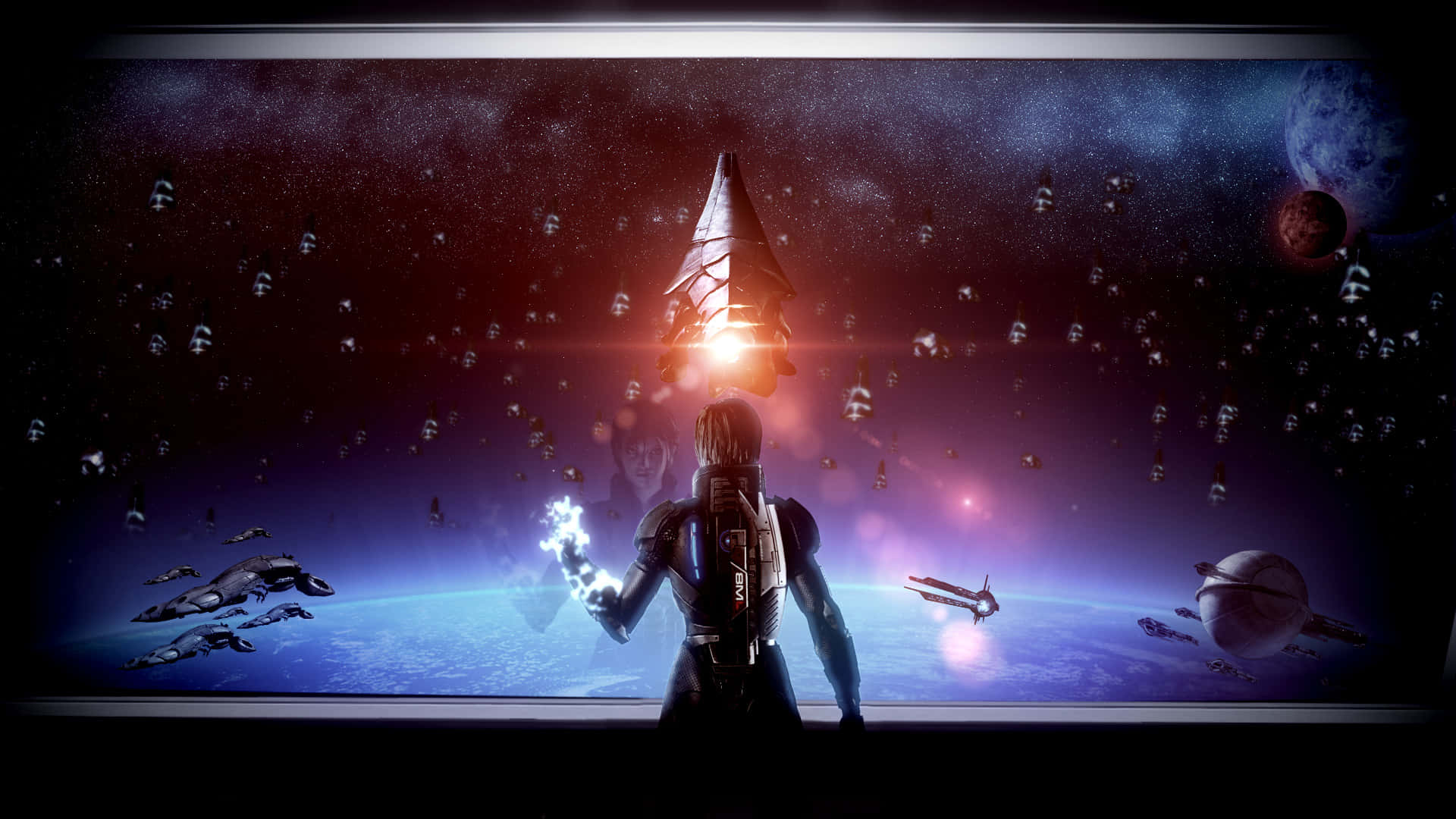 Mass Effect Femshep 桌布 壁紙 — 一位孤獨的太空人身穿未來感太空衣，站在觀景窗前，凝視著一艘發光的太空船和外星飛船，在繁星點點的宇宙天空下繞著一顆藍色行星運行。