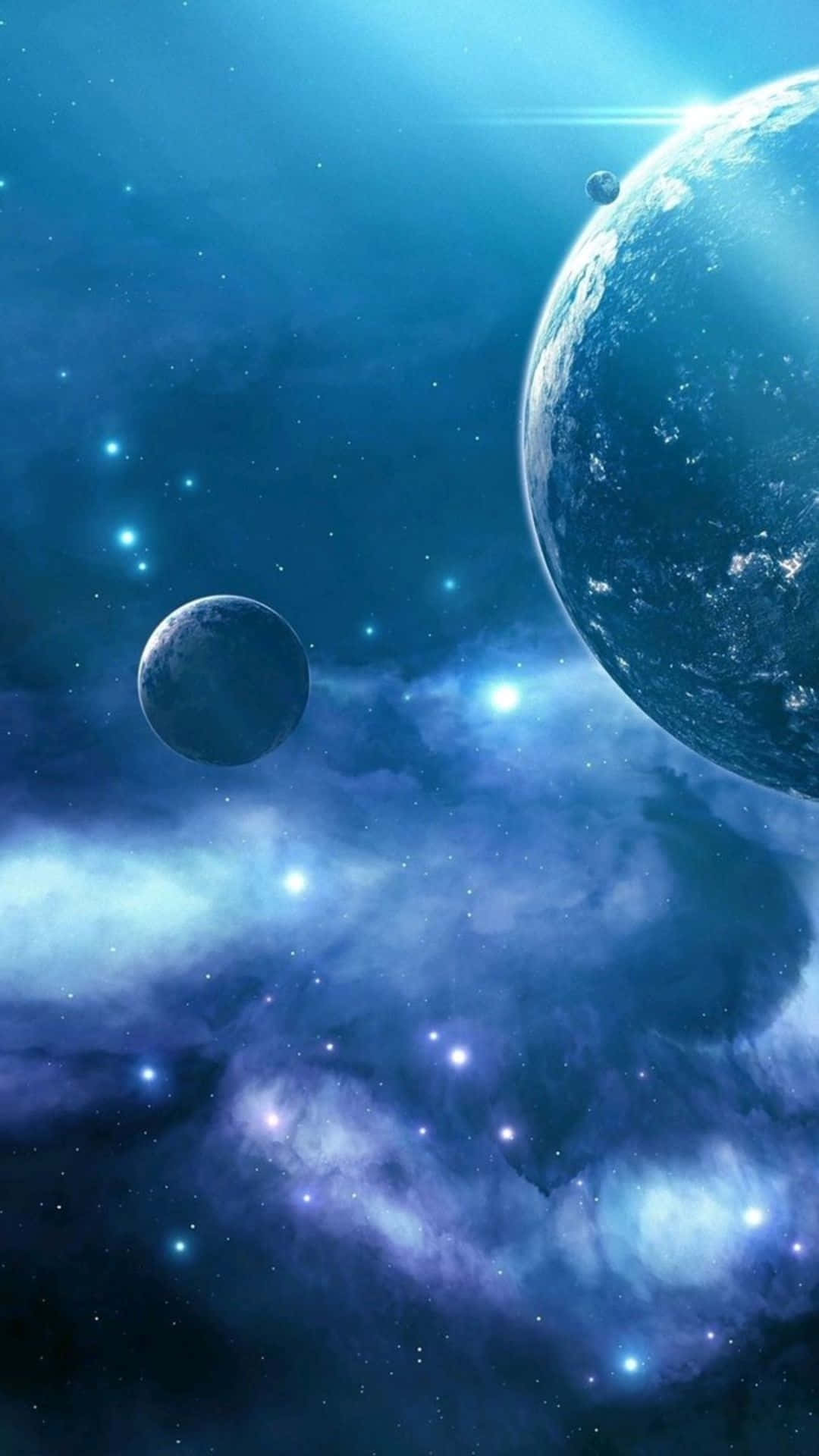  壁紙 — 廣闊的宇宙場景，發光的藍色星雲和兩顆行星在閃爍的星星之間漂浮，沐浴在燦爛的陽光下。