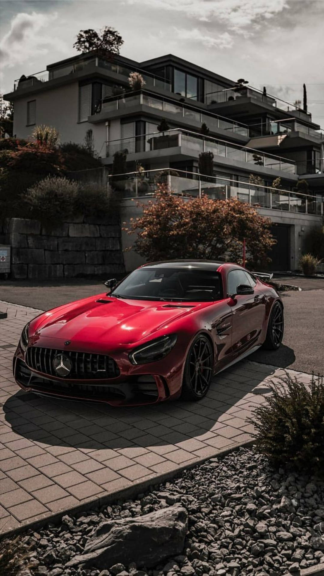 紅色跑車停泊在現代房屋前，有秋樹和石頭車道。 — Amg Gt R 壁紙