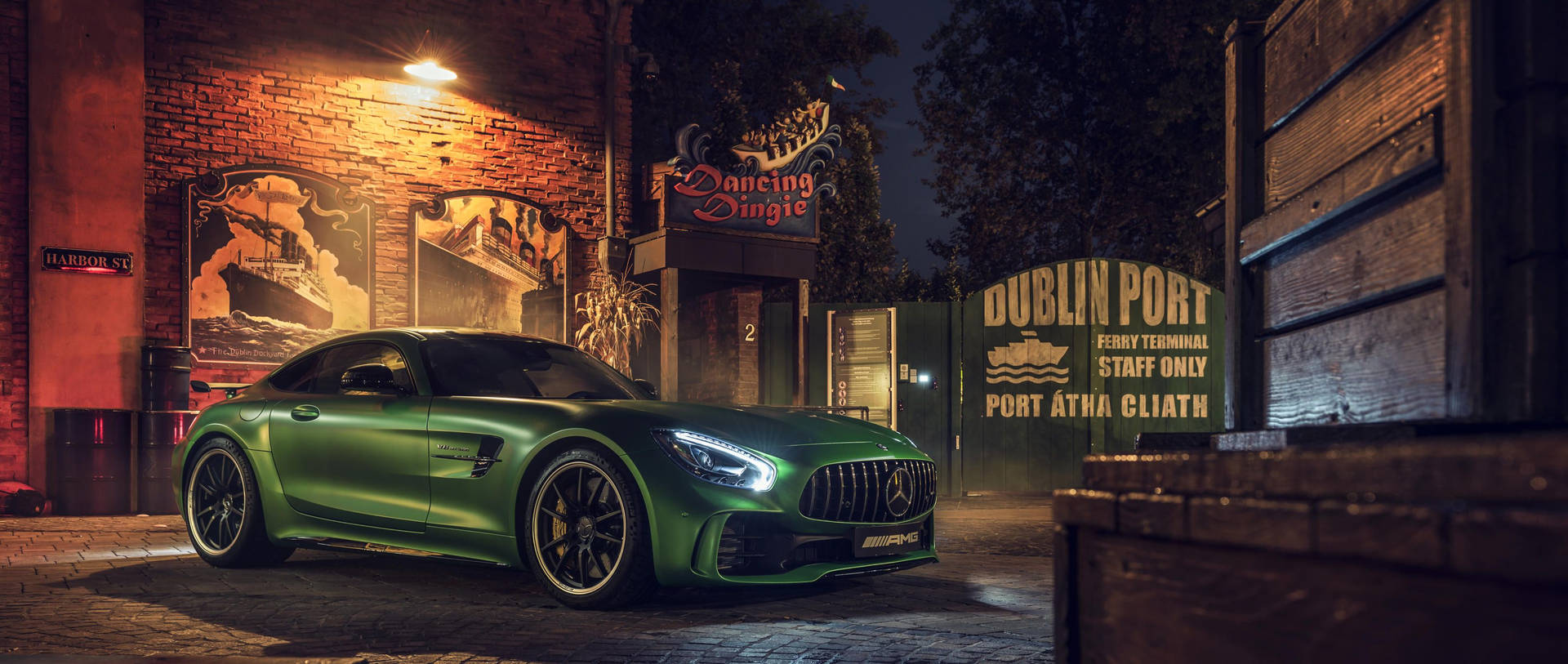 綠色跑車夜間停泊在骯髒的城市小巷中，帶有復古標誌。 — Amg Gt R 壁紙