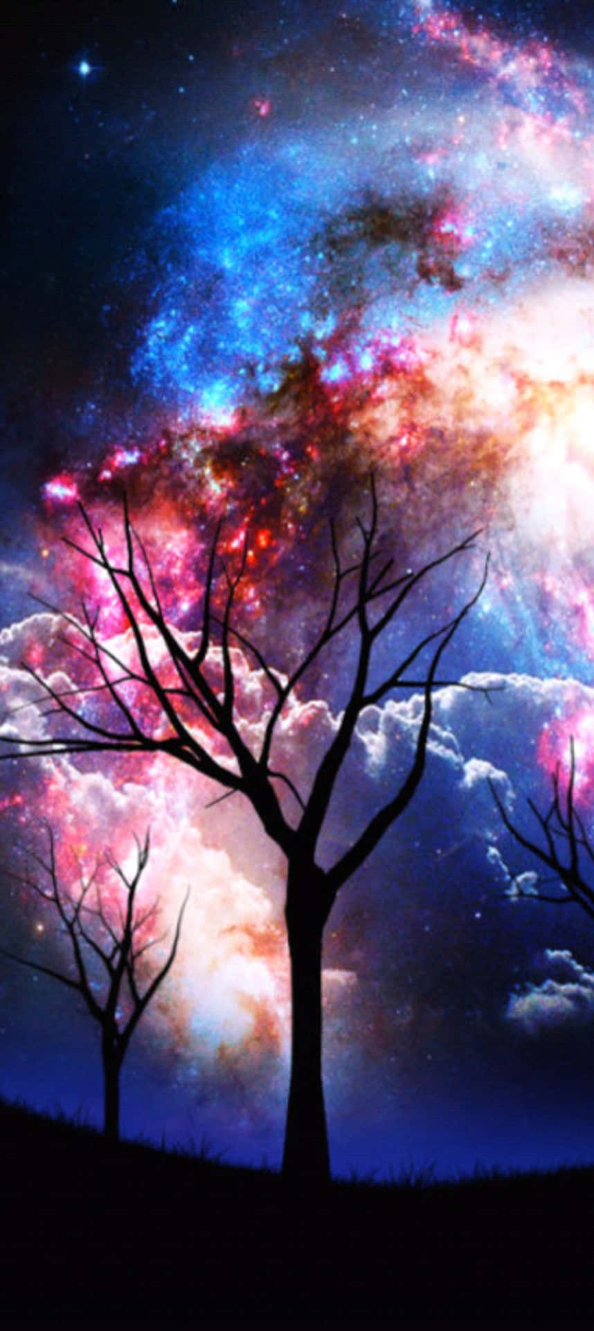  壁紙 — 光禿禿的樹木以剪影形式矗立在山丘上，背景是充滿旋轉星雲和恆星的鮮豔宇宙天空。