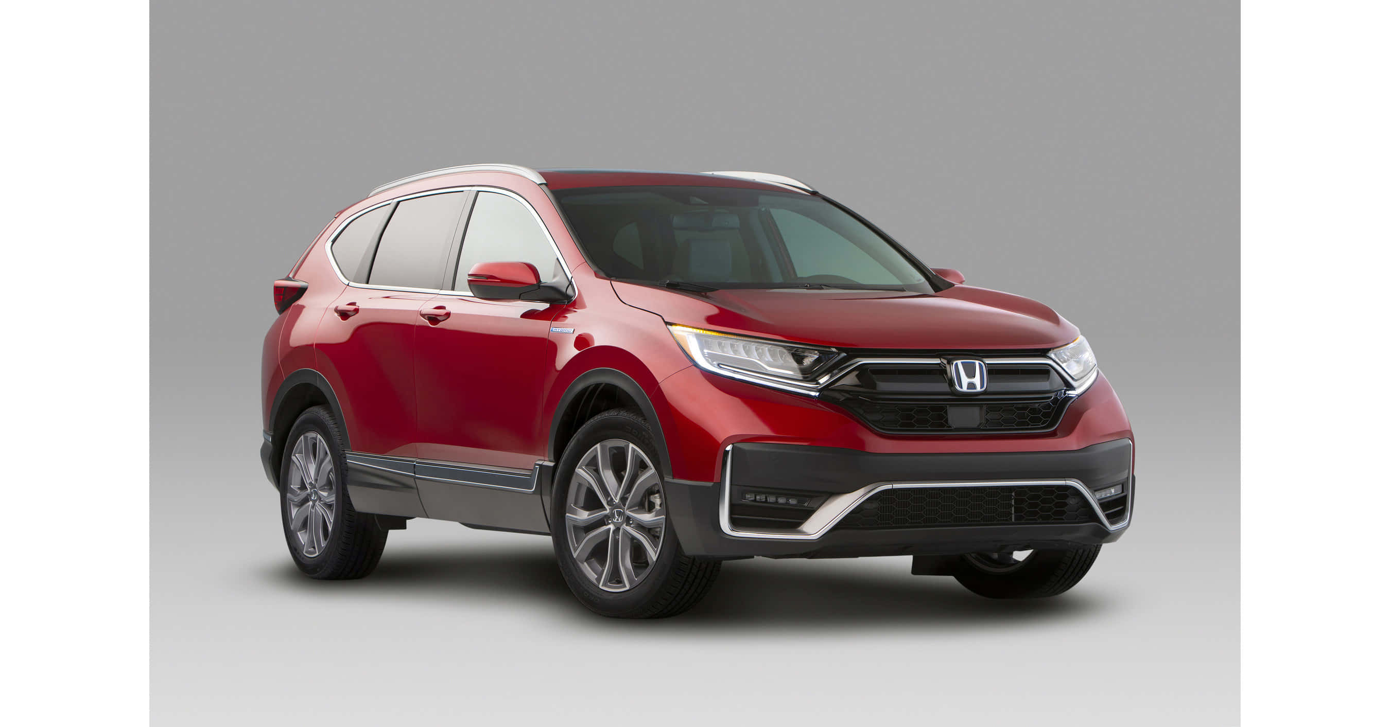 Honda Cr-v 桌布 壁紙 — 一輛光澤的紅色本田CR-V SUV在純灰色背景下的攝影棚照片中展示。