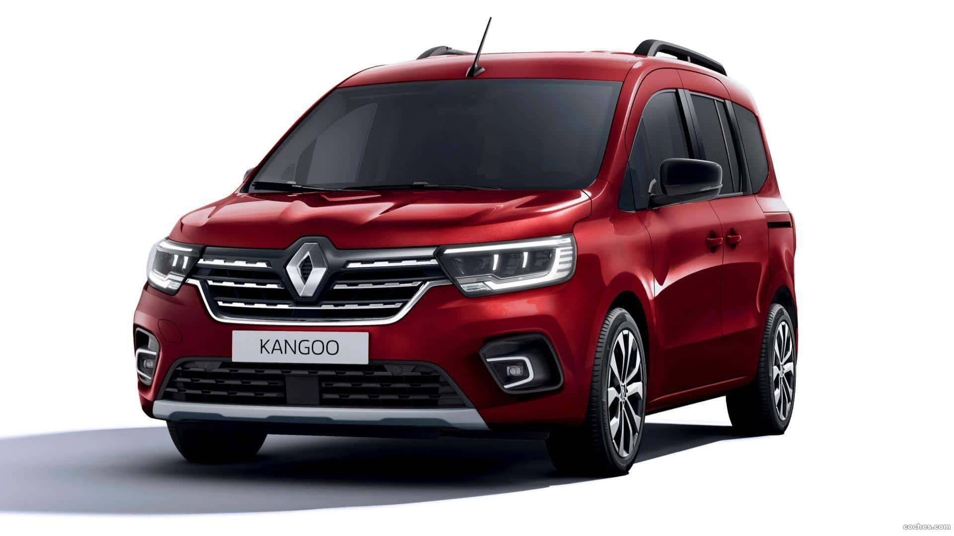 Renault Kangoo 桌布 壁紙 — 一輛光澤的紅色雷諾 Kangoo 客貨車在工作室燈光下展示，帶有銳利的反射和乾淨的線條，背景為白色。