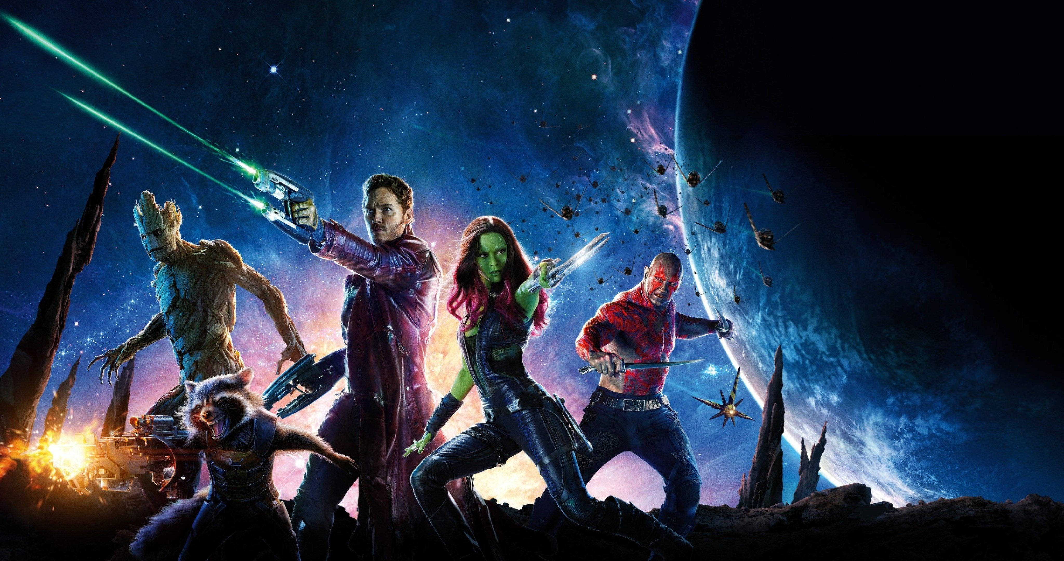 4K Guardians Of The Galaxy 桌布 壁紙 — Guardians of the Galaxy 英雄般地站在一個岩石外星行星上，背景是宇宙、發光武器和一個巨大的行星。