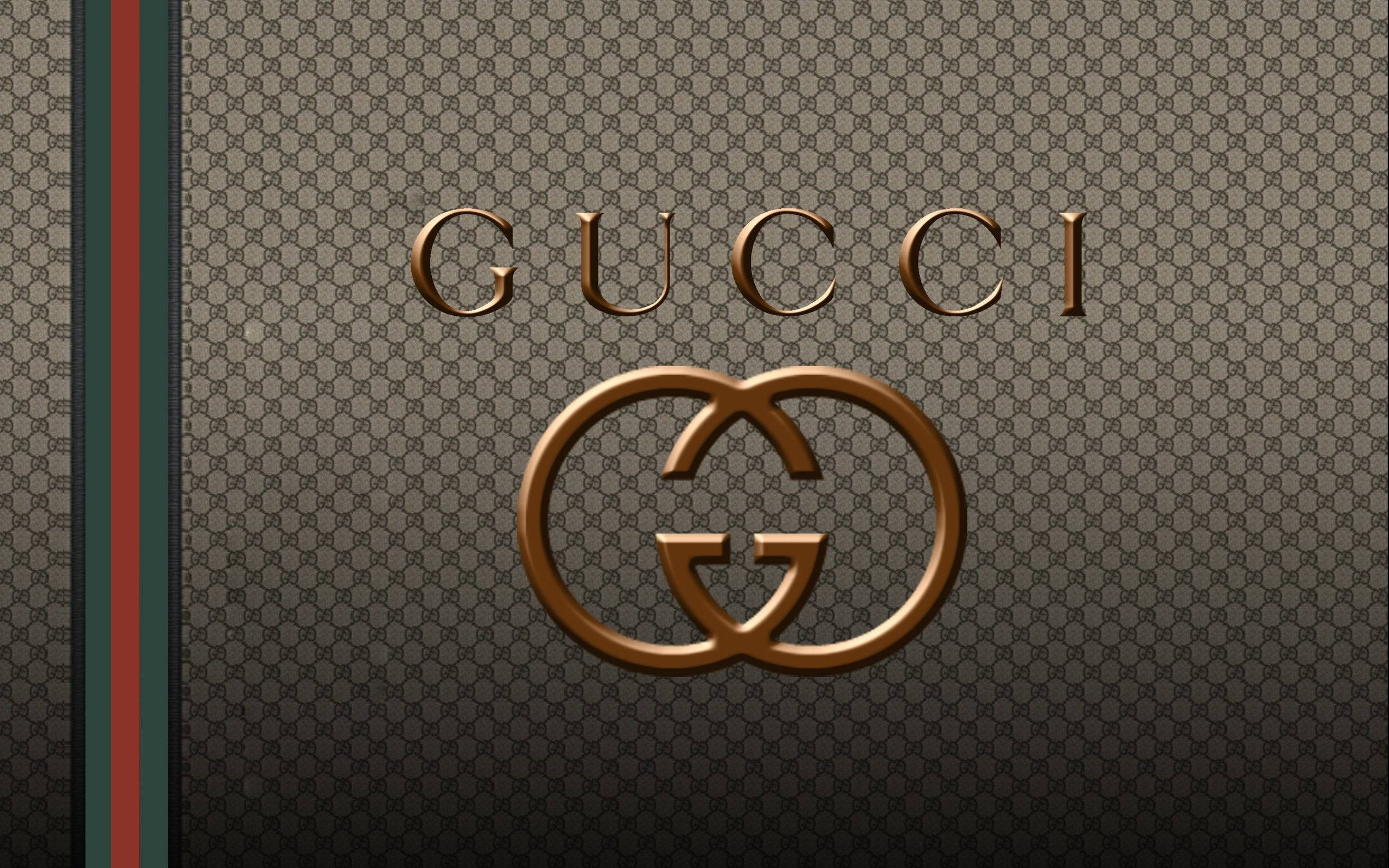 字母組合布料上的金色 Gucci 標誌及彩色條紋。